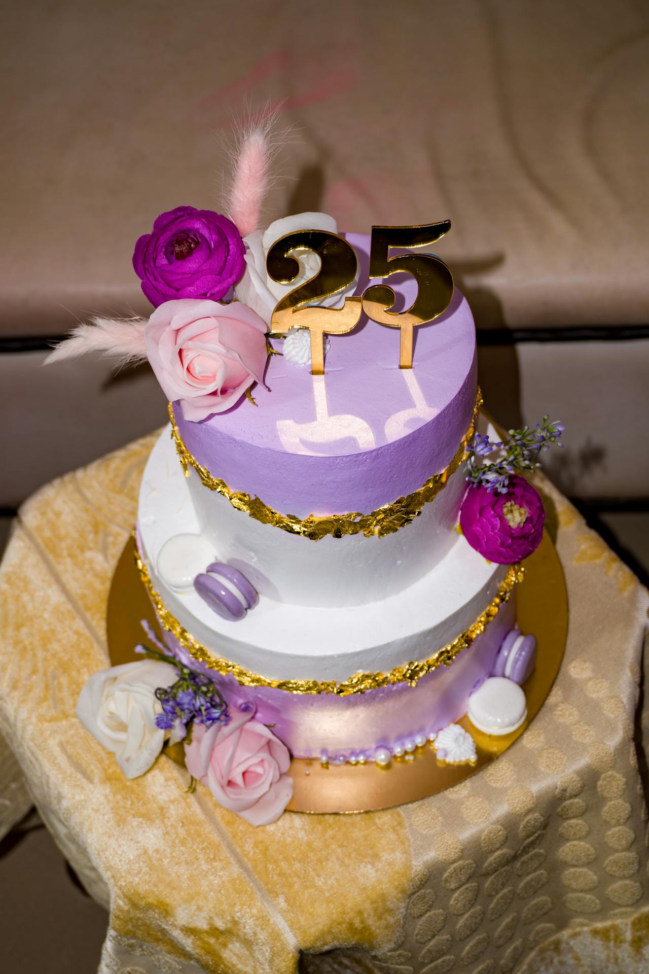 Un gâteau à deux étages pour le 25e anniversaire | Source : Pexels