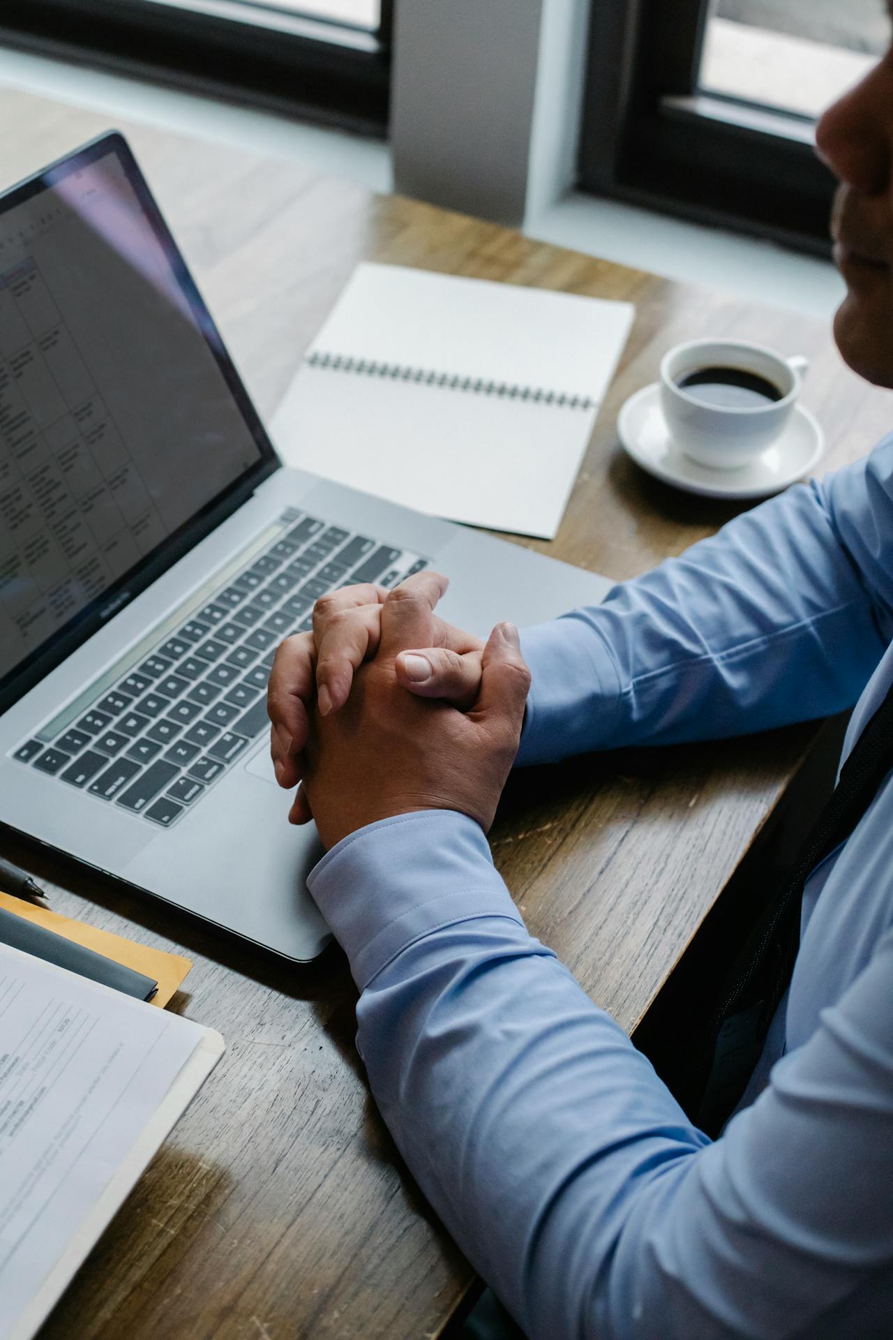Un homme dans son bureau | Source : Pexels
