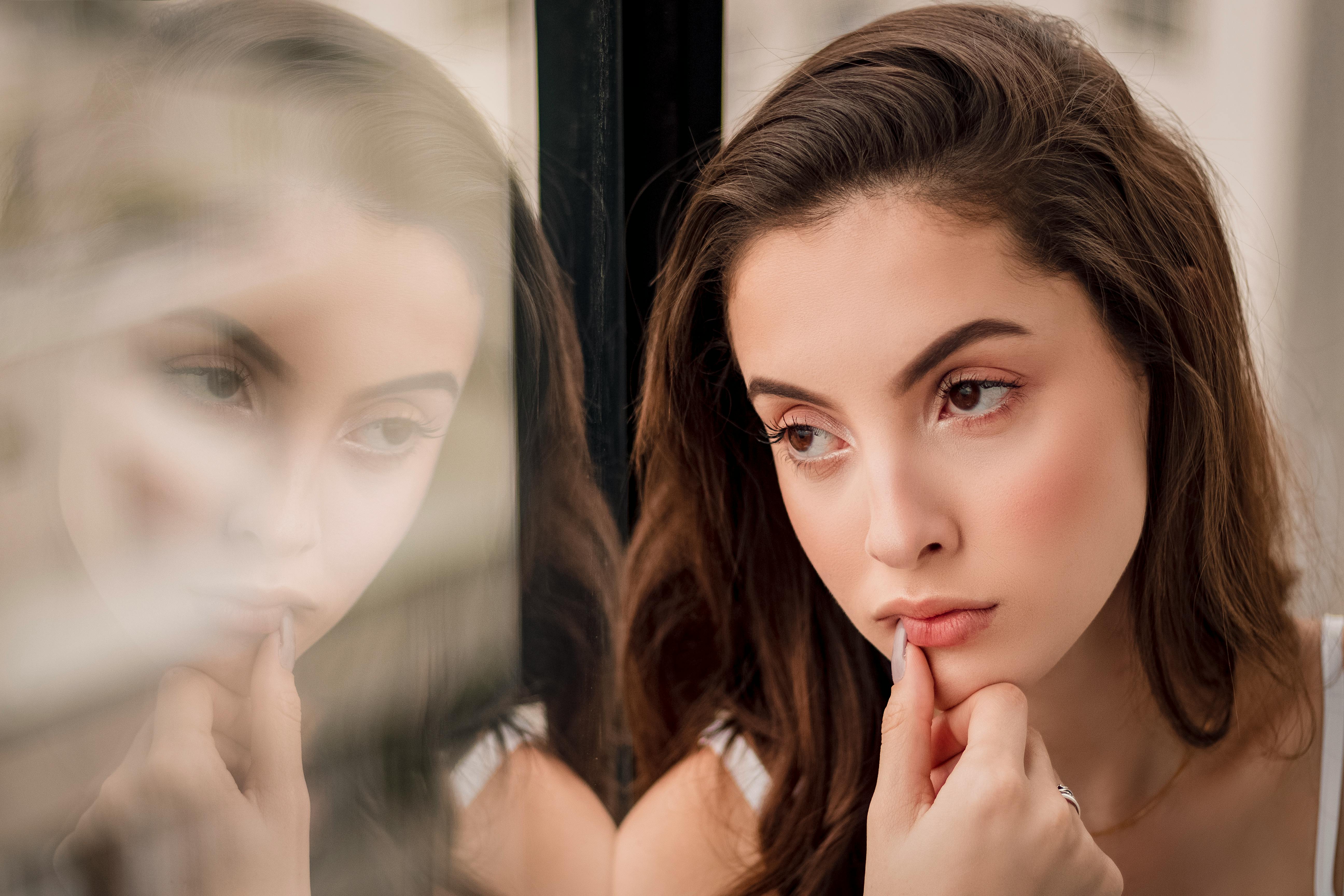Une femme en train de réfléchir | Source : Pexels