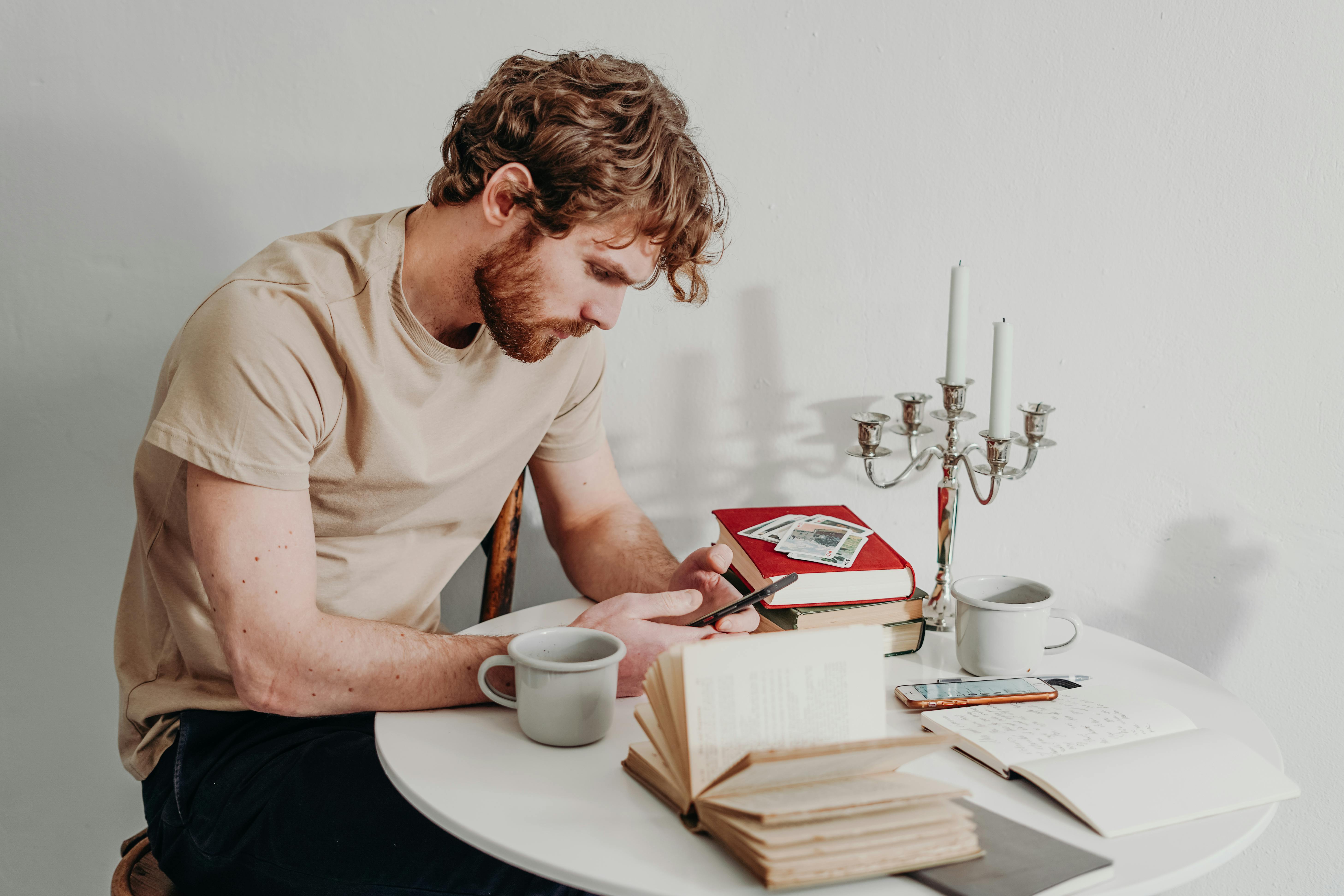 Un homme stressé qui utilise son téléphone | Source : Pexels