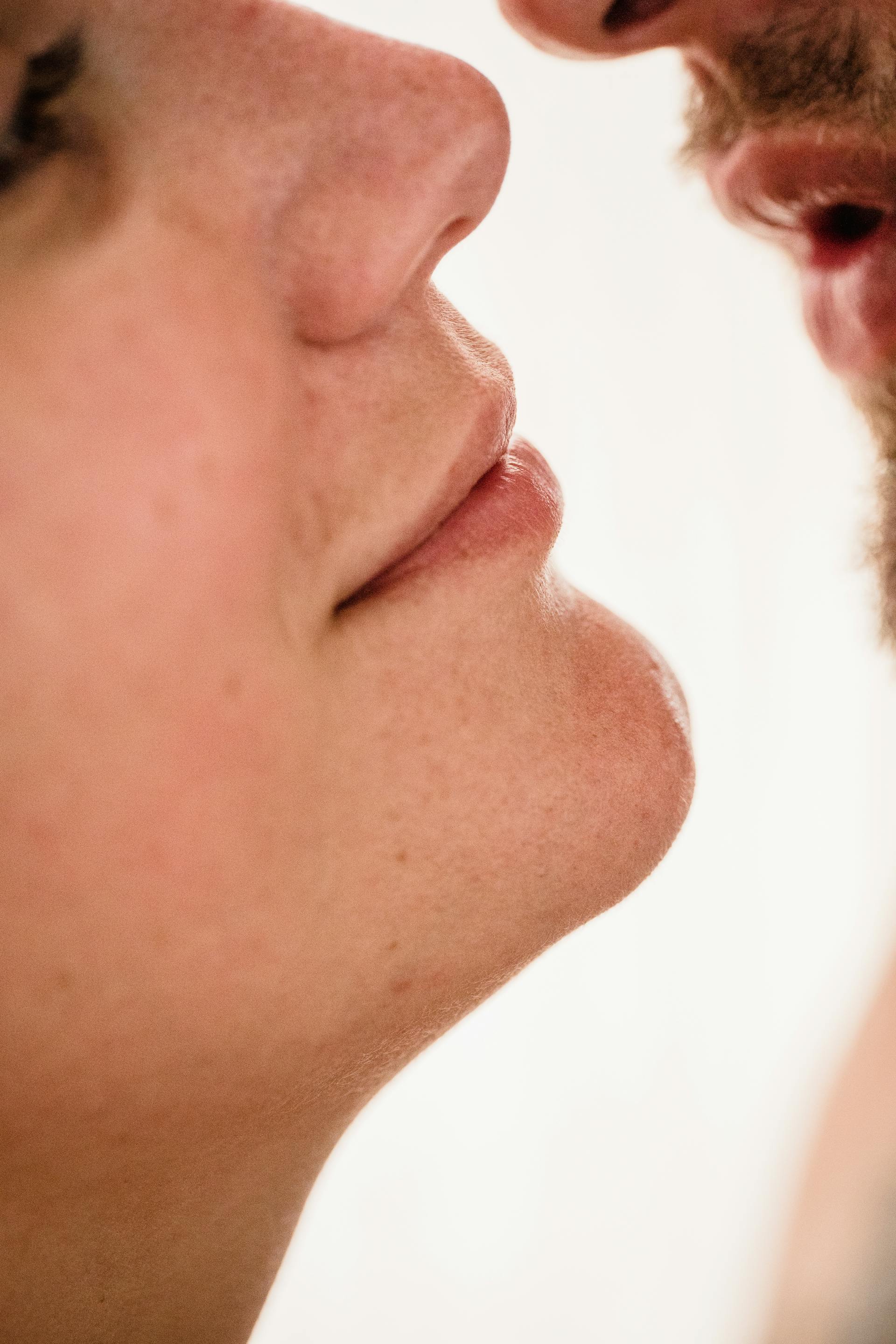 Un gros plan d'un couple sur le point de s'embrasser | Source : Pexels