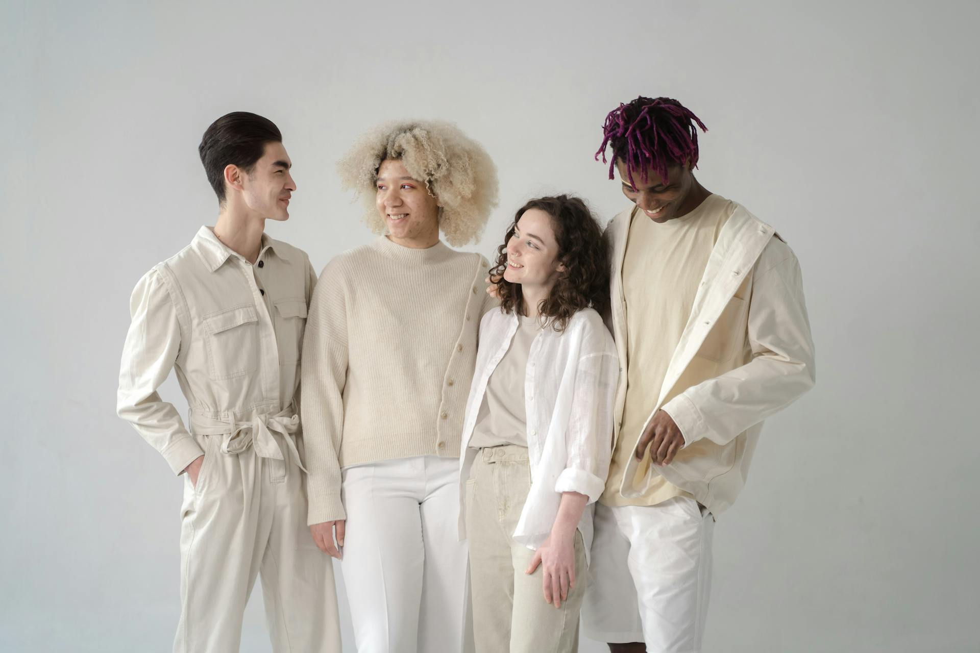 Un groupe de personnes vêtues de tenues beiges et blanches | Source : Pexels