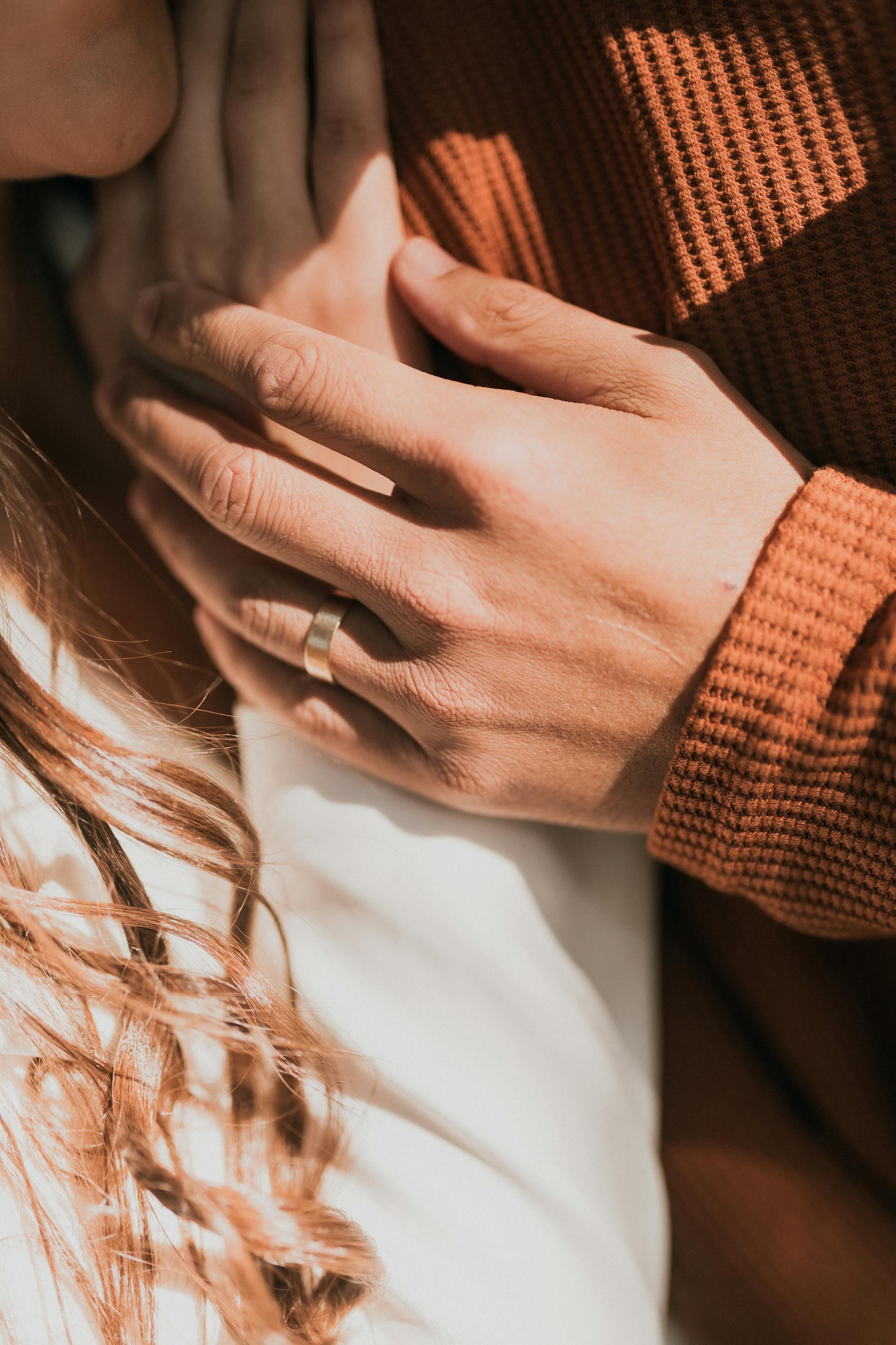 Un couple qui s'embrasse | Source : Pexels