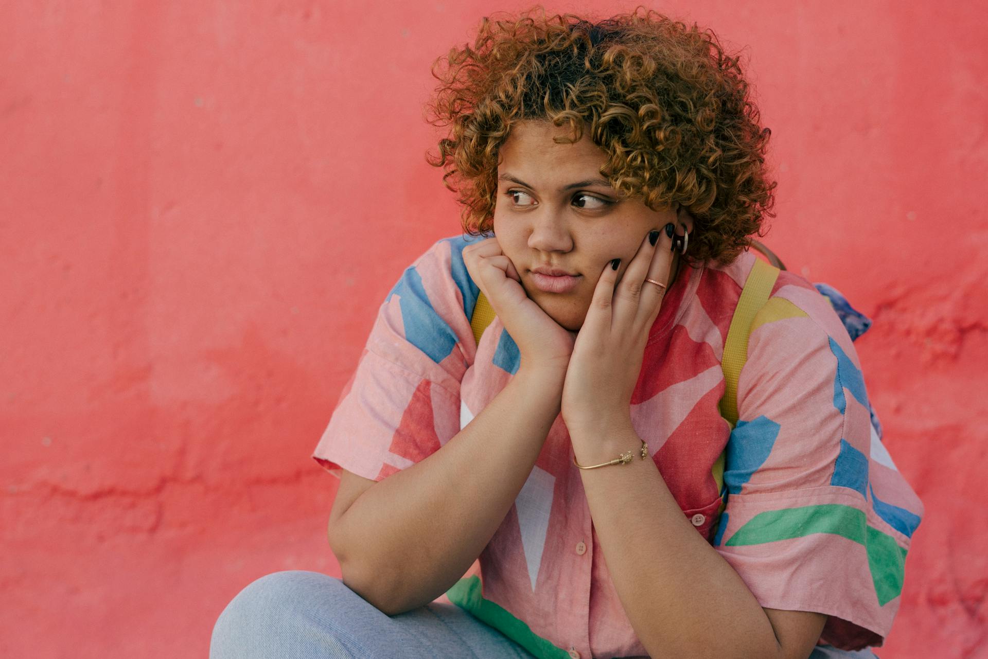 Une jeune femme à l'air dépité | Source : Pexels