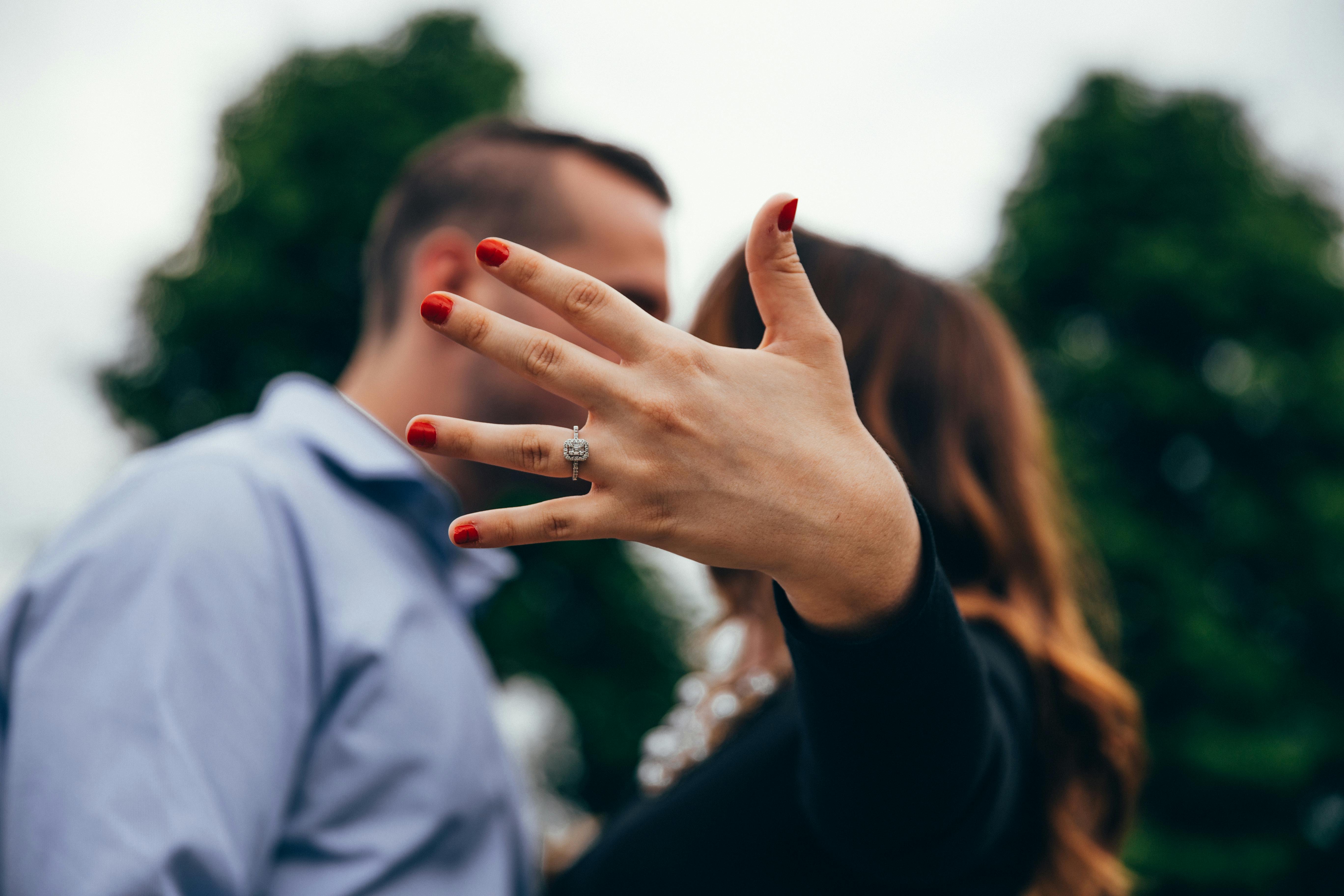 Une femme montrant sa bague de fiançailles | Source : Pexels