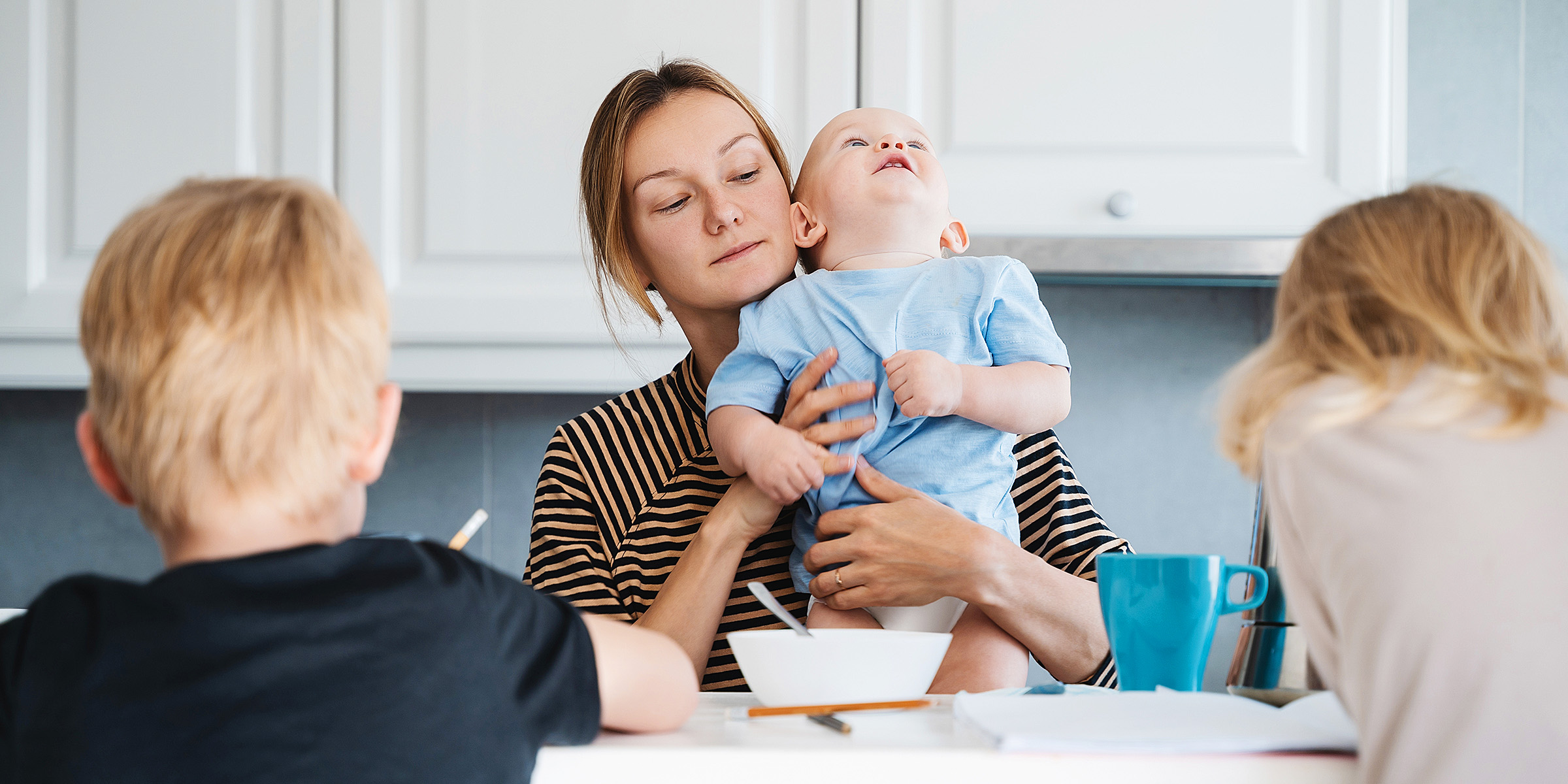 Une femme qui s'occupe de ses enfants | Source : Shutterstock