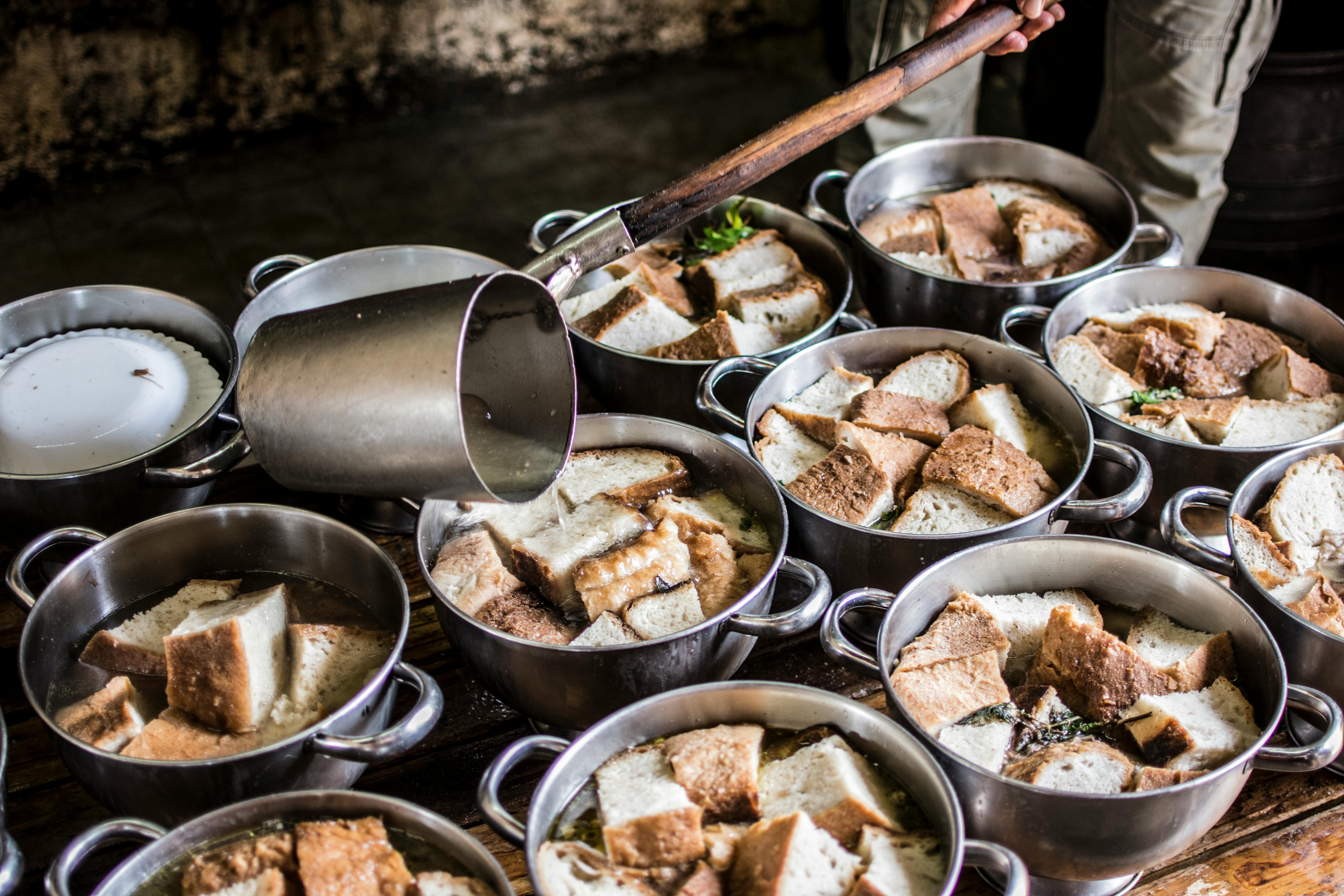 Bols de soupe et de pain | Source : Pexels