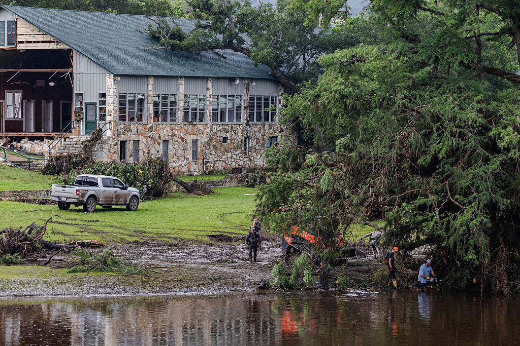 Des secouristes fouillent les débris à la recherche de survivants ou de restes de personnes emportées par les crues soudaines près du Camp Mystic, le 6 juillet 2025 à Hunt, au Texas. | Source : Getty Images