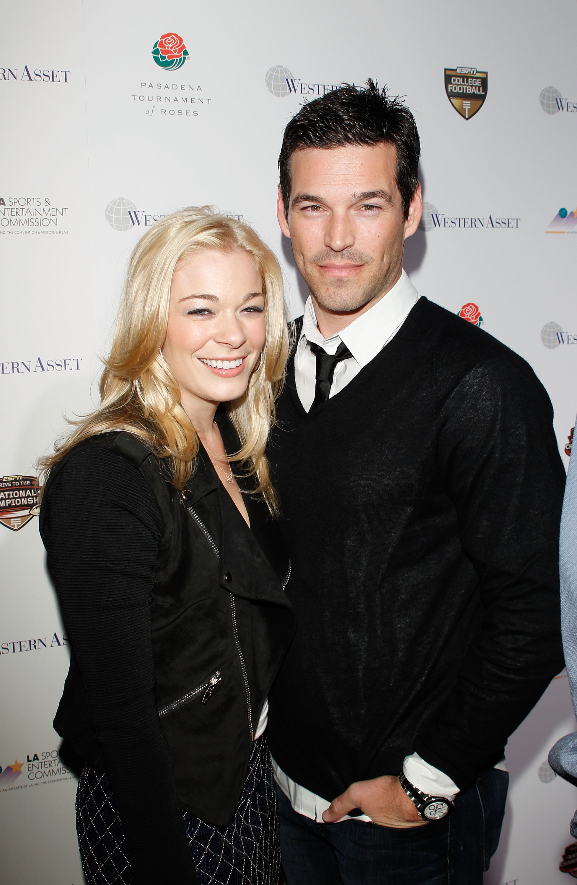 LeAnn Rimes et Eddie Cibrian lors de la soirée officielle du championnat national BCS 2010, le 6 janvier à Pasadena, en Californie. | Source : Getty Images