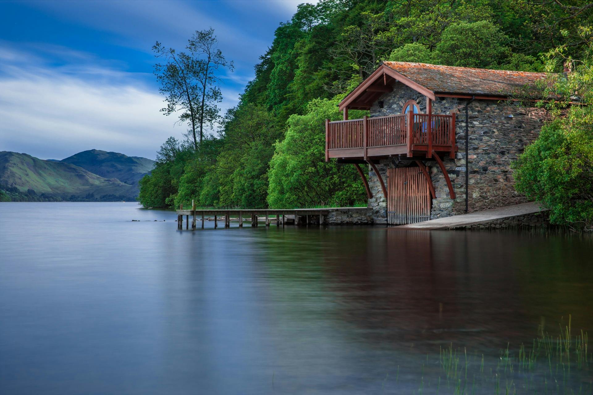 Une belle cabane au bord d'un lac | Source : Pexels