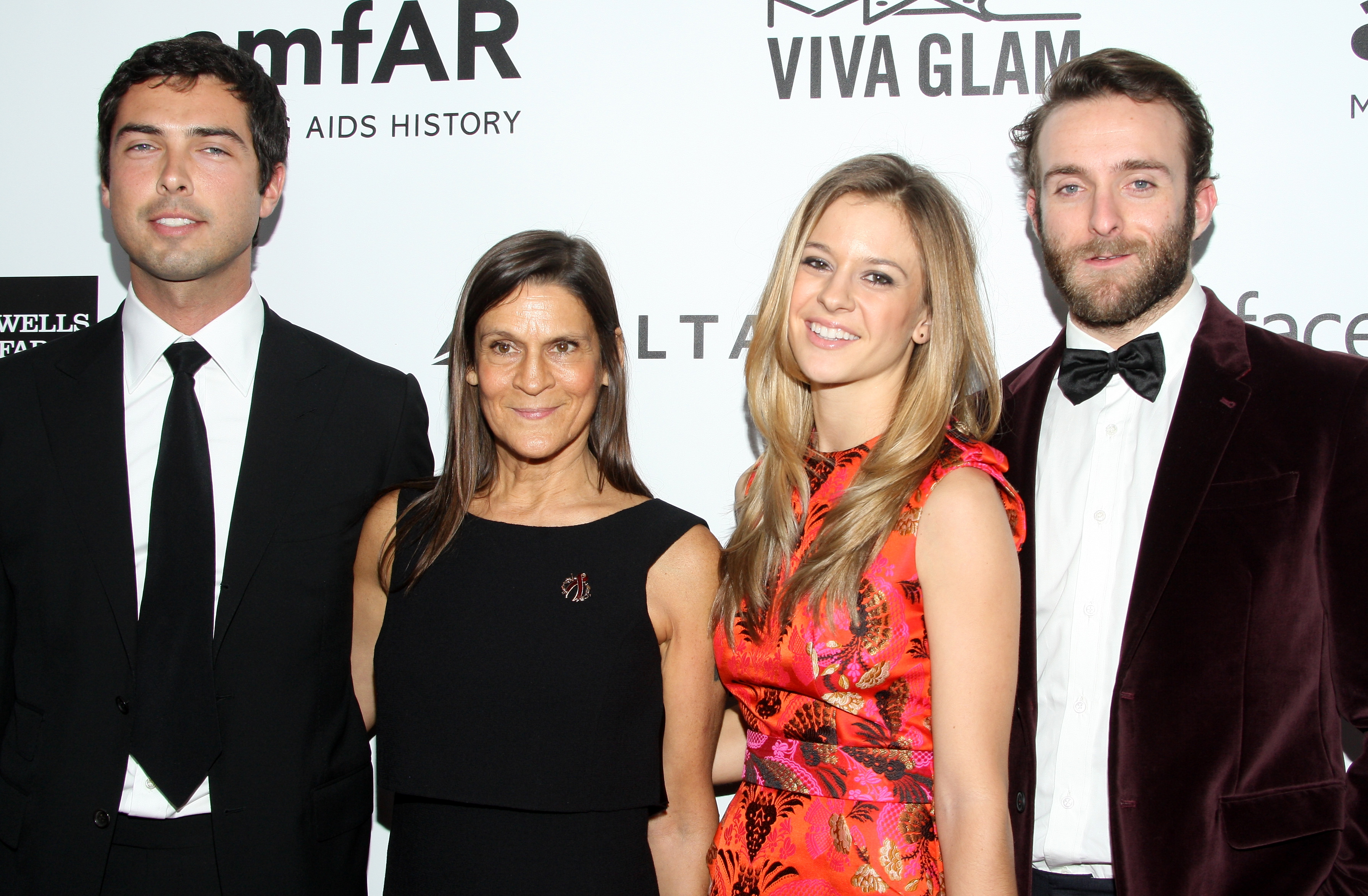 (De gauche à droite) Caleb Wilding, la lauréate Aileen Getty, Alexandra et Andrew Wilding assistent au gala Inspiration de l'amfAR à Los Angeles le 12 décembre 2013. | Source : Getty Images