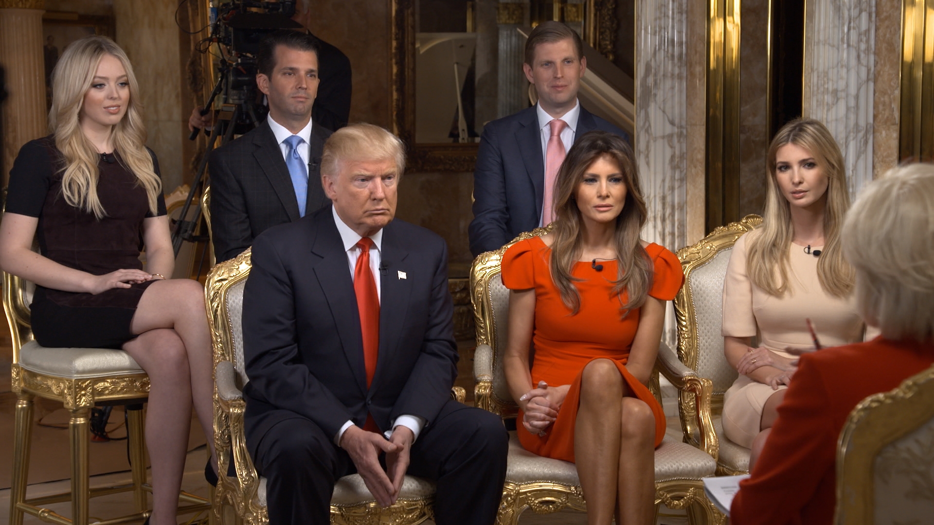 Tiffany, Donald, Donald Jr, Eric, Melania et Ivanka Trump photographiés lors d'une interview à Manhattan le 11 novembre 2016. | Source : Getty Images