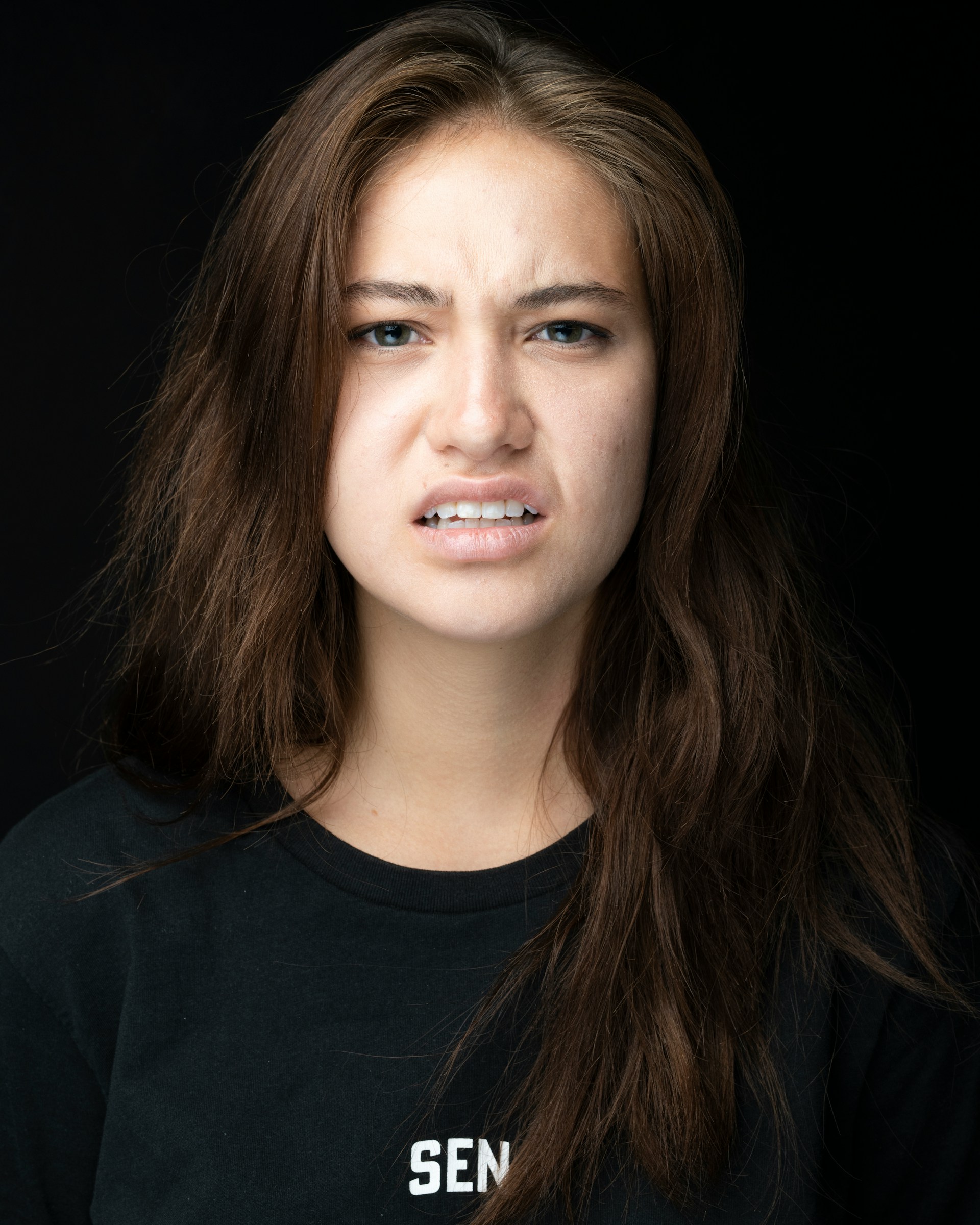 Une femme regarde quelque chose avec dégoût | Source : Unsplash