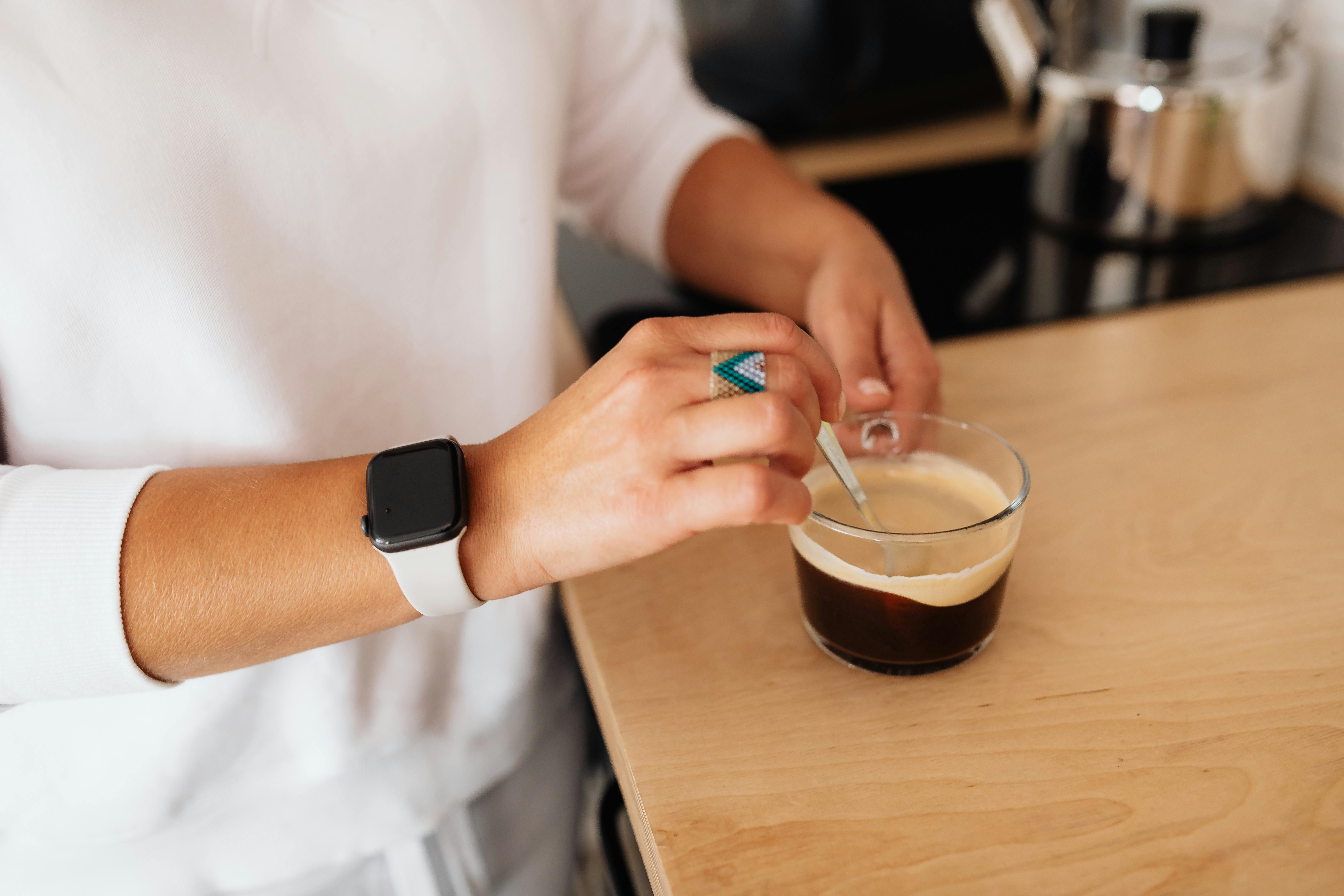 Une personne remuant du café | Source : Pexels