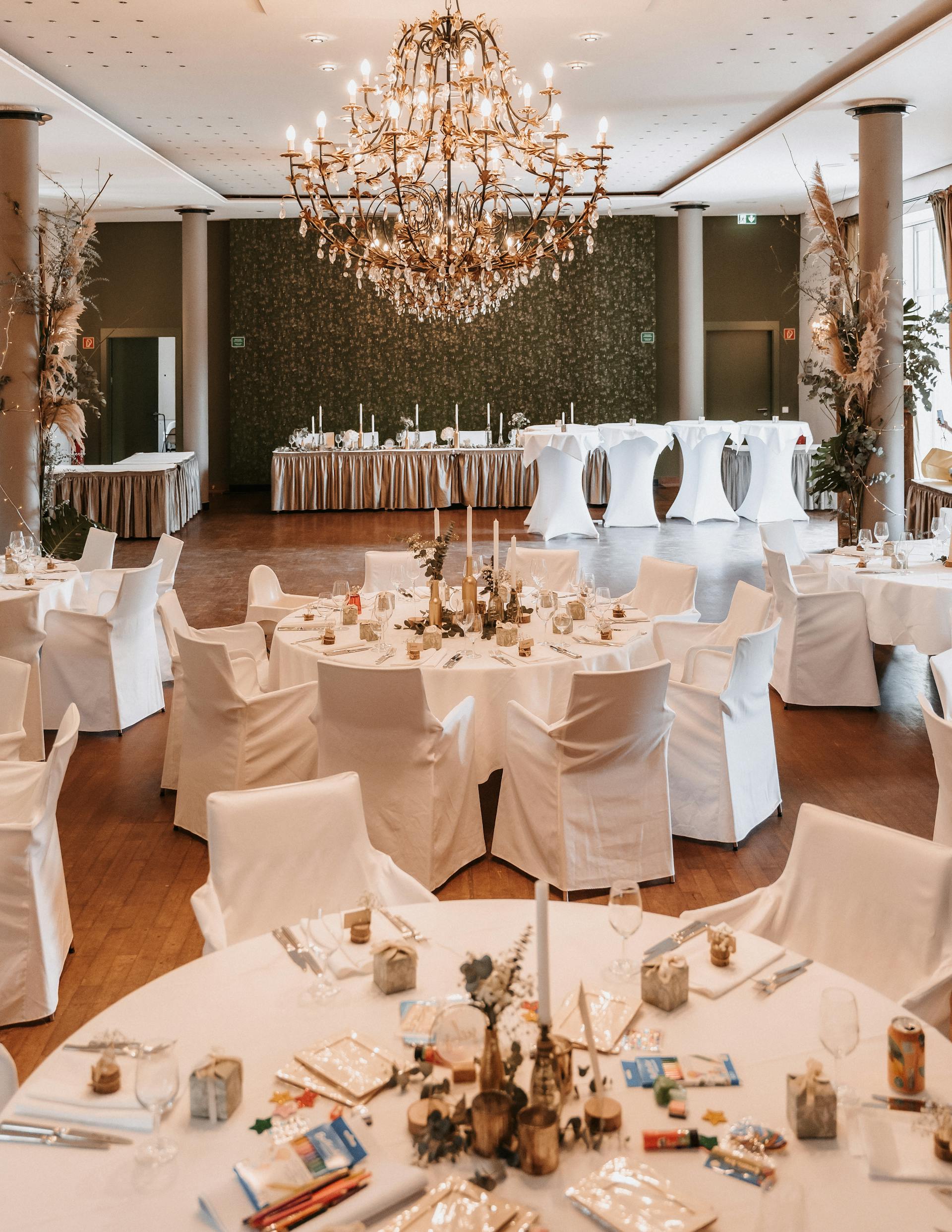 Une élégante salle de banquet pour un mariage avec des chandeliers | Source : Pexels