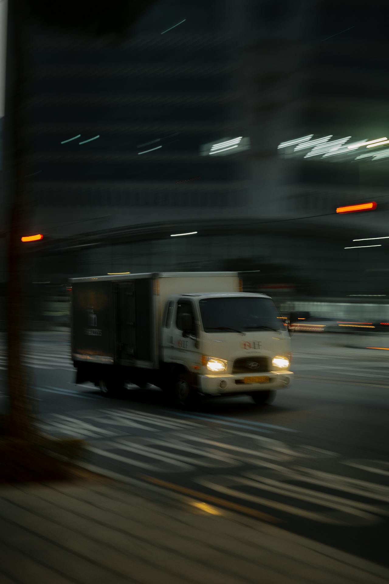 Un camion en excès de vitesse | Source : Pexels