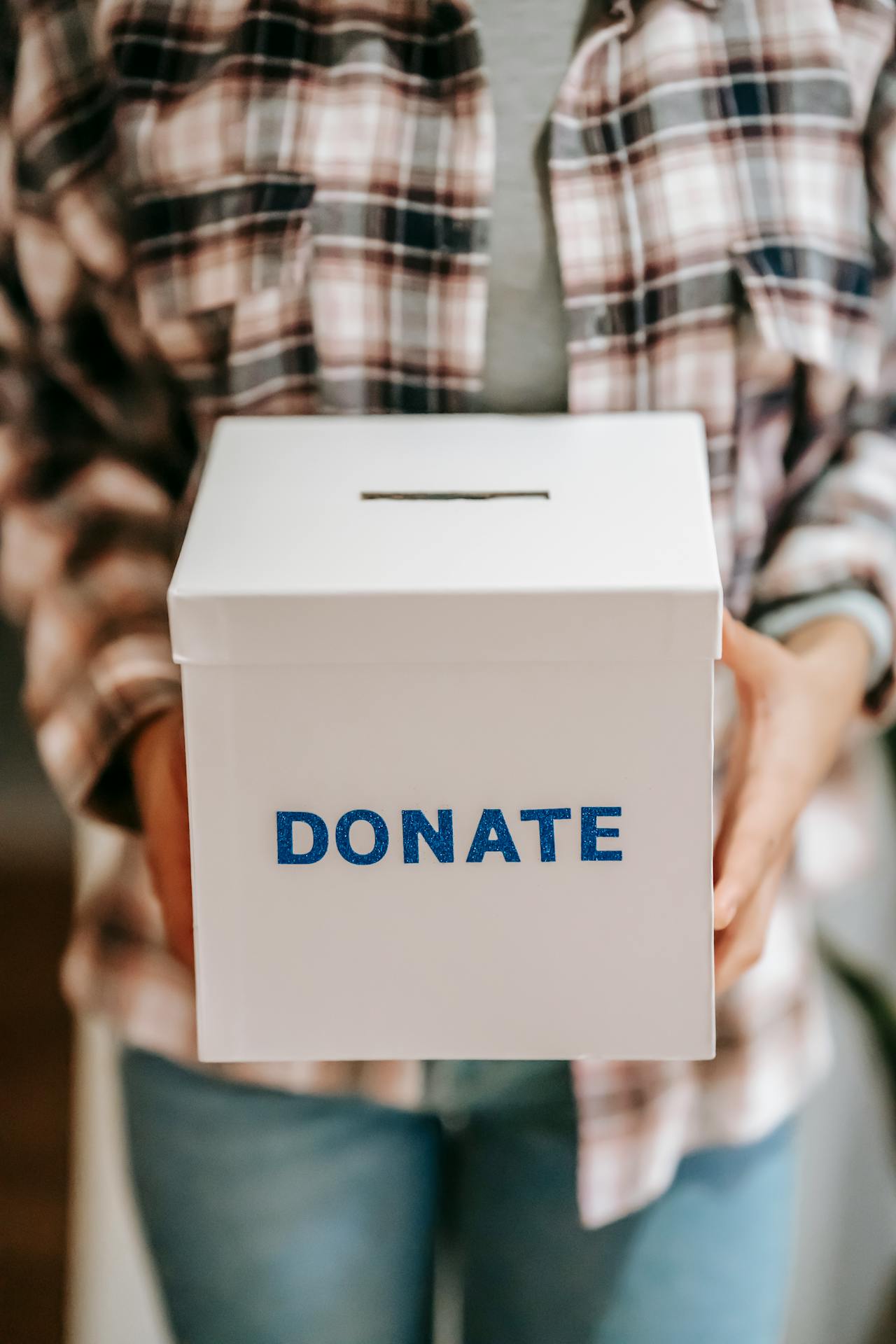Une personne tenant une boîte à dons | Source : Pexels
