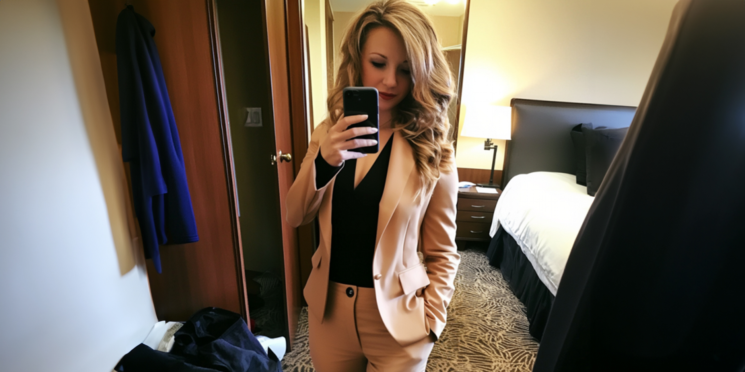 Une femme qui se prend en photo dans une chambre d'hôtel | Source : Midjourney