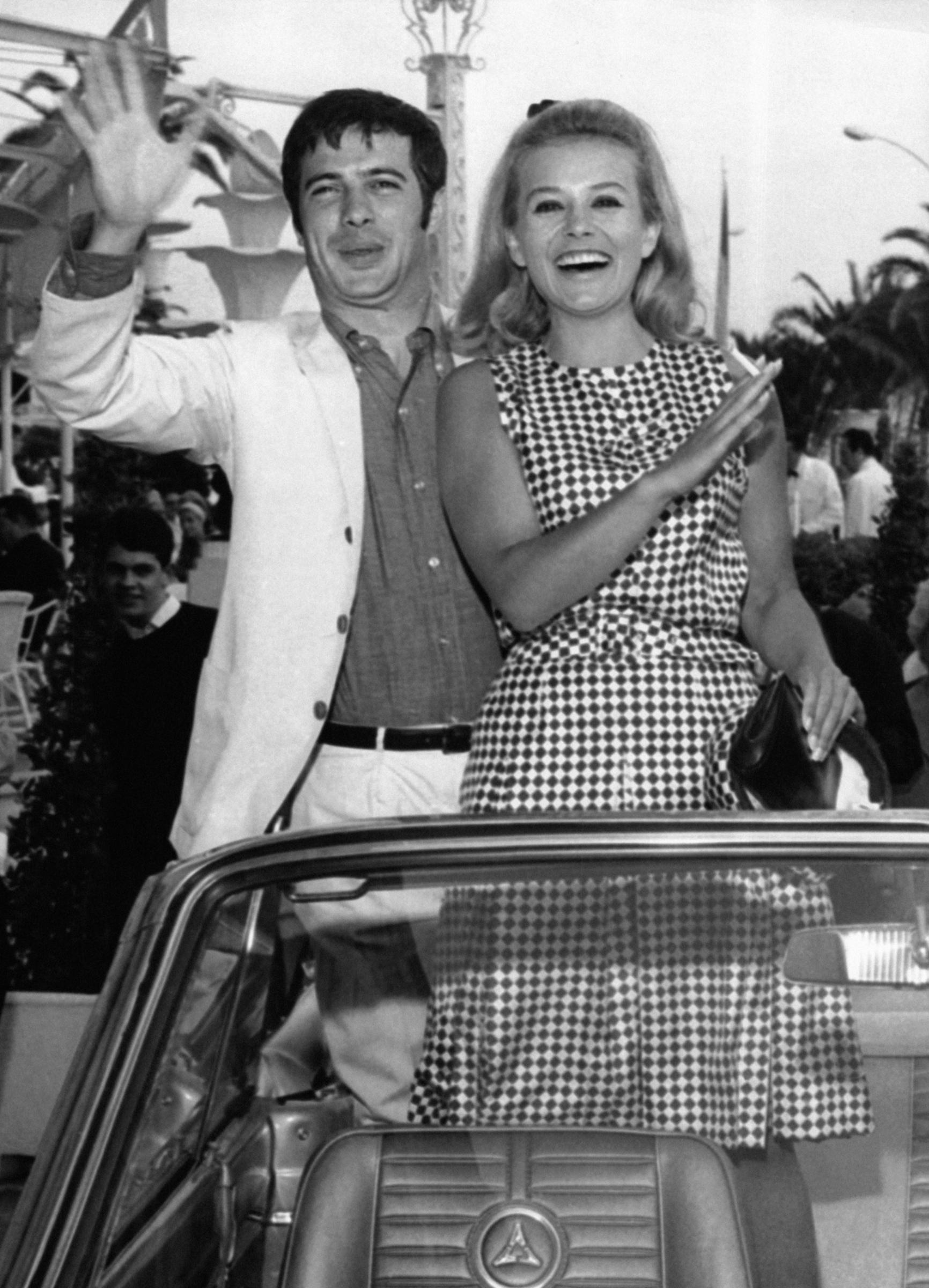 Guy Bedos et Sophie Daumier à leur arrivée à Cannes, France le 6 mai 1964 I Source : Getty Images
