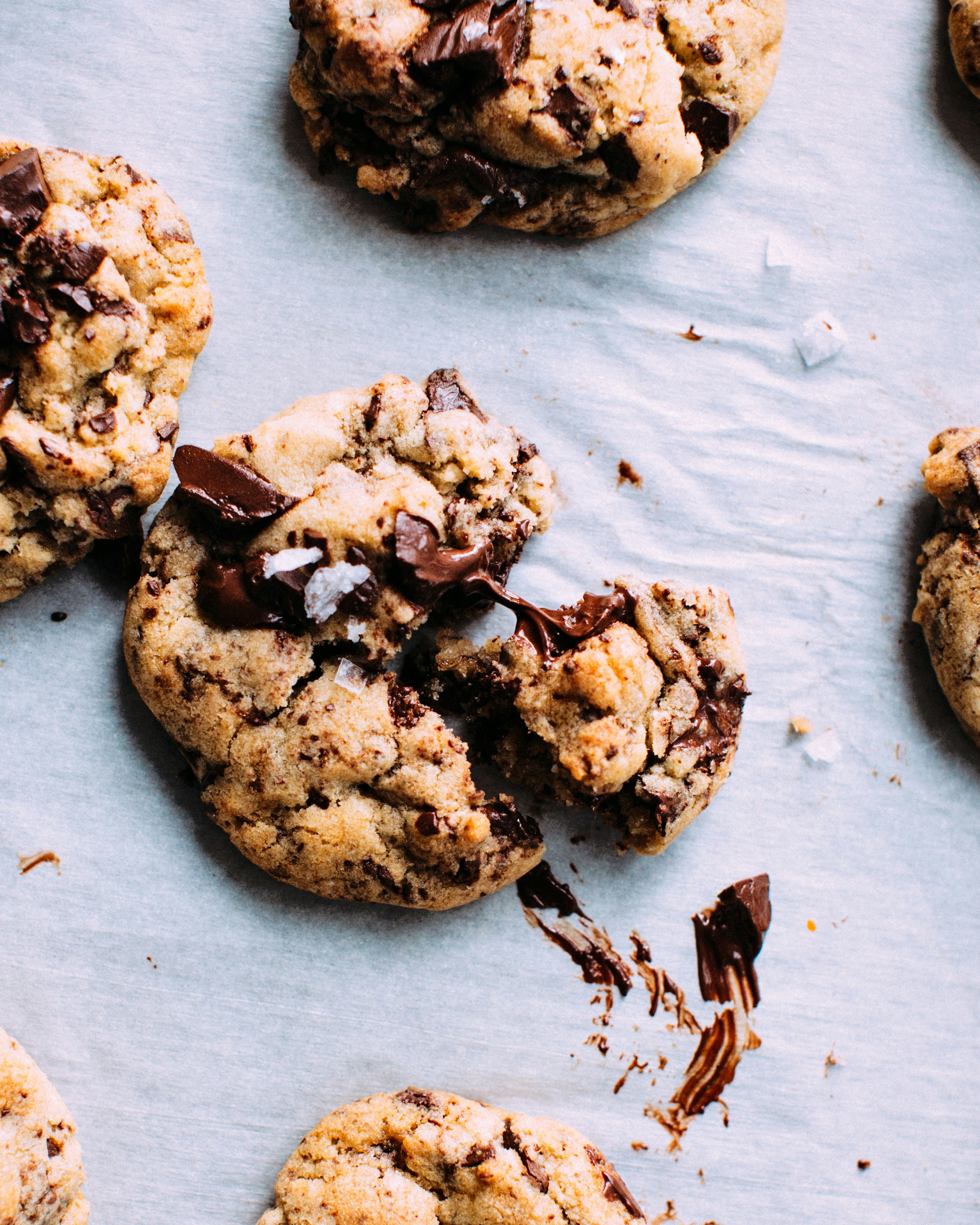 Biscuits aux pépites de chocolat sur un plateau | Source : Unsplash