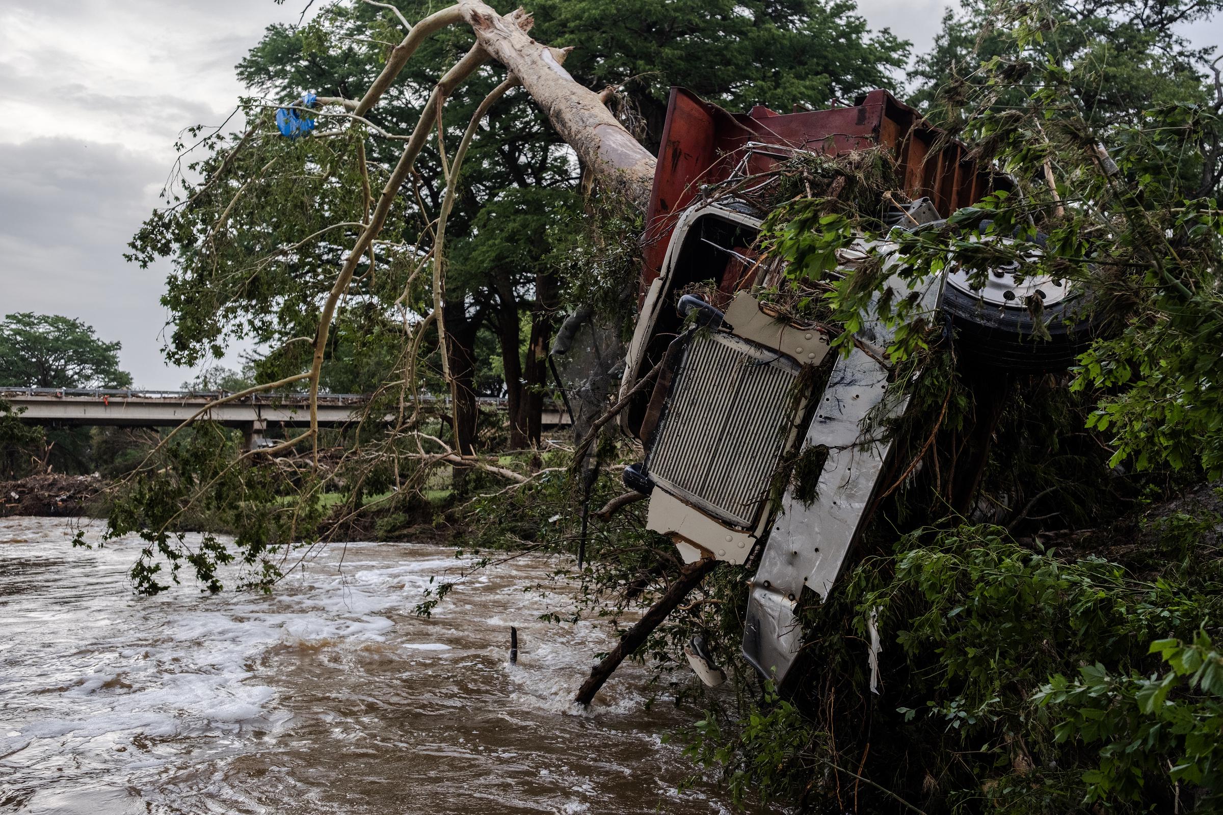 Un gros camion empalé sur un arbre après une crue soudaine sur la rive de la rivière Guadalupe à Center Point, au Texas, le 5 juillet 2025. | Source : Getty Images