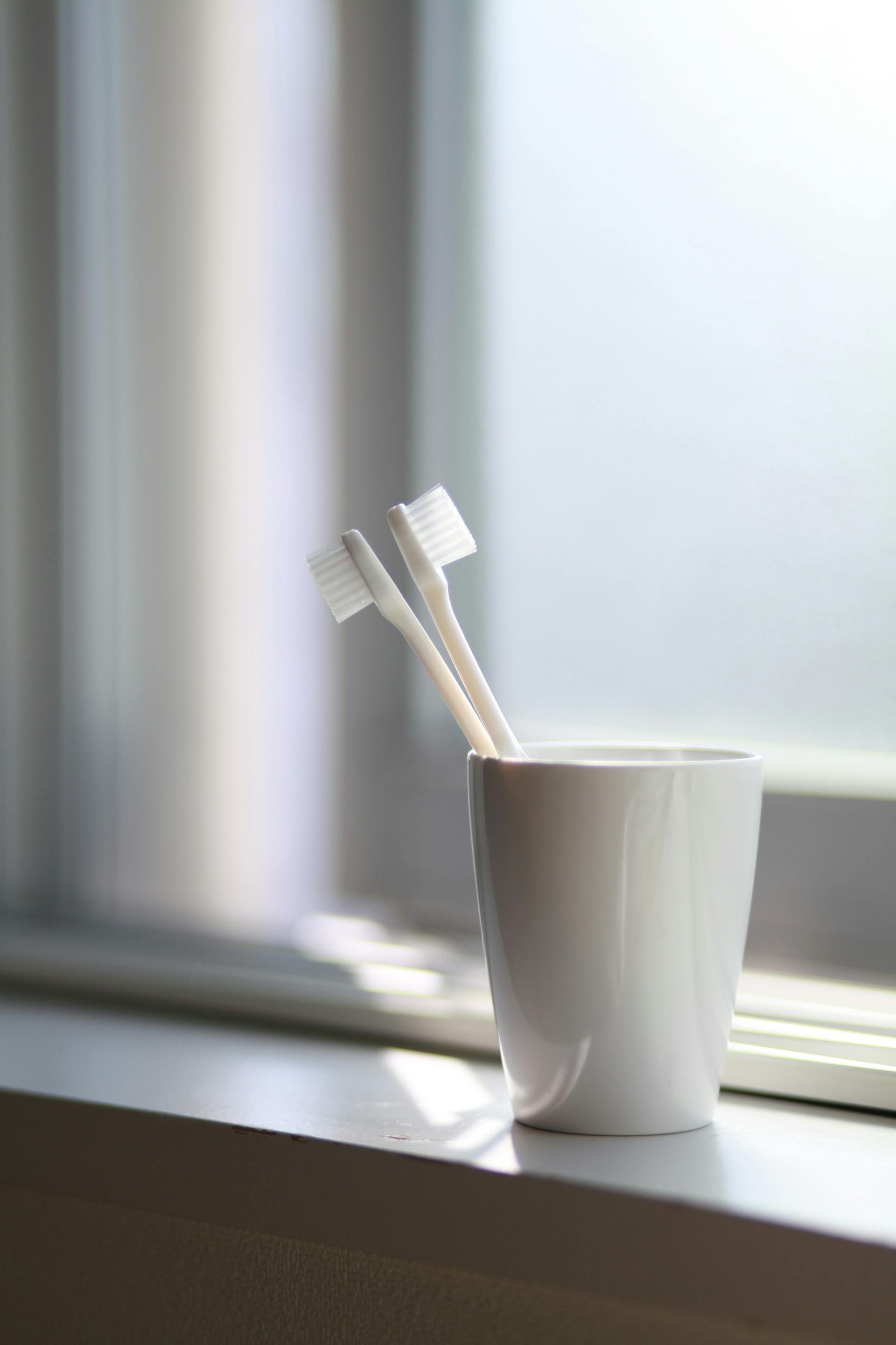Des brosses à dents dans une tasse | Source : Pexels