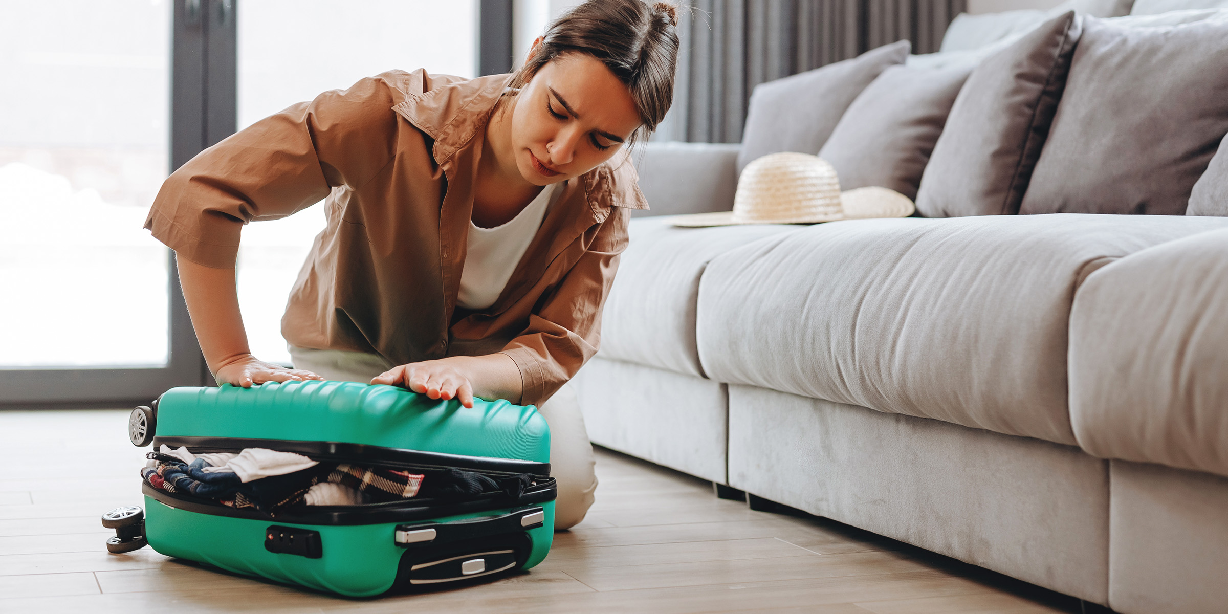 Une femme qui fait ses valises | Source : Shutterstock