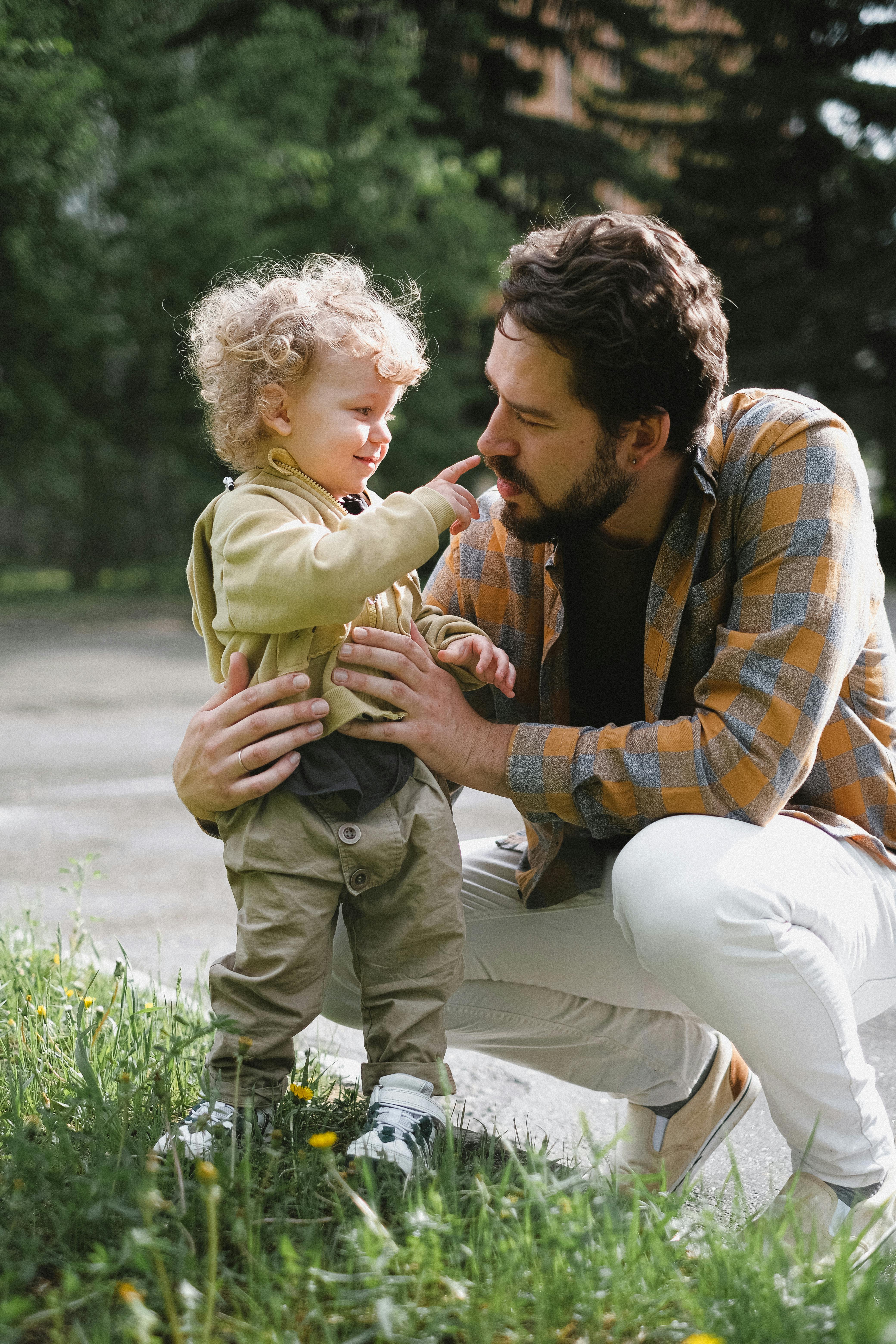 Un homme en train de tisser des liens avec son enfant | Source : Pexels