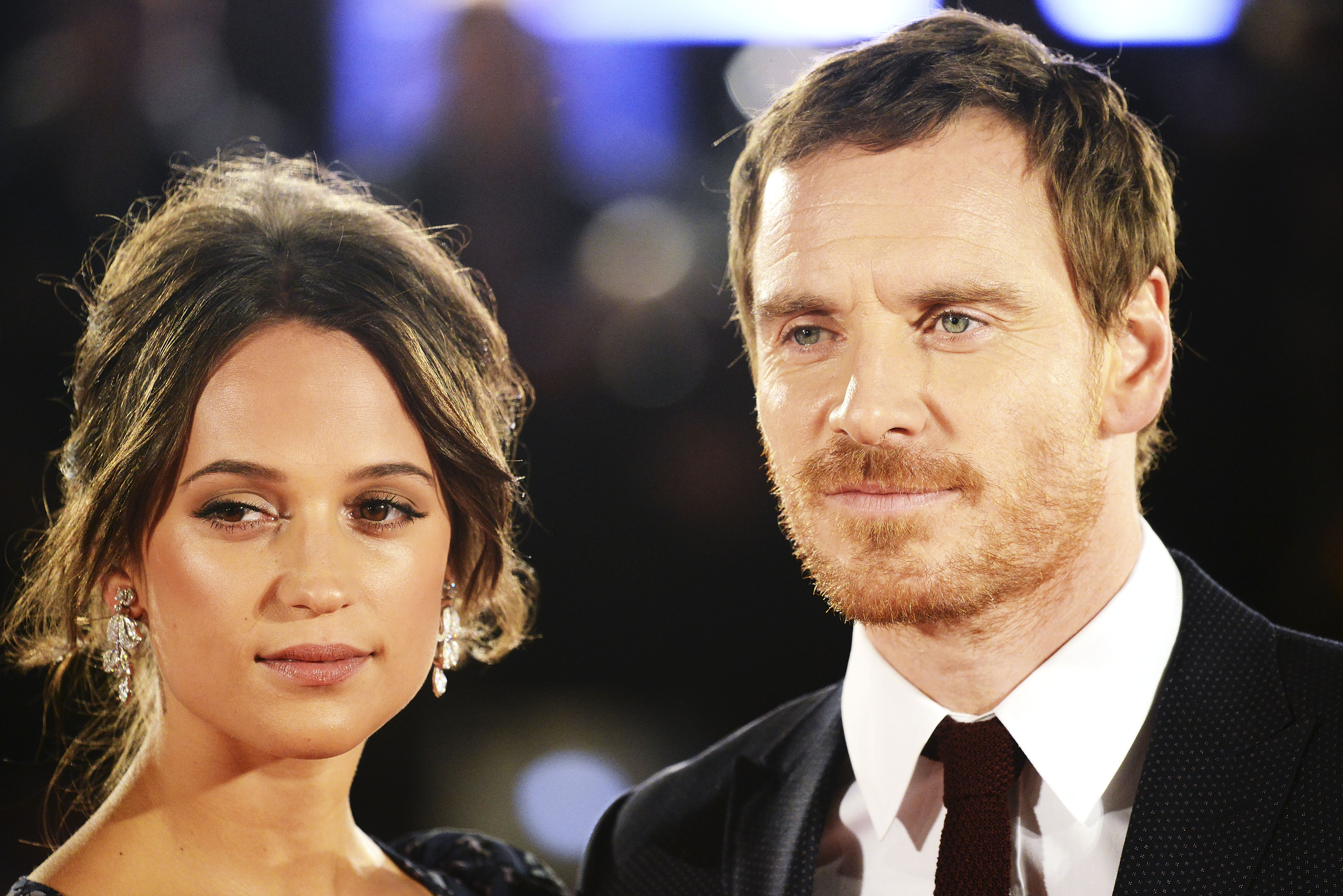 Alicia Vikander et Michael Fassbender lors de la première du film « The Light Between Oceans » le 19 octobre 2016 à Londres, en Angleterre. | Source : Getty Images