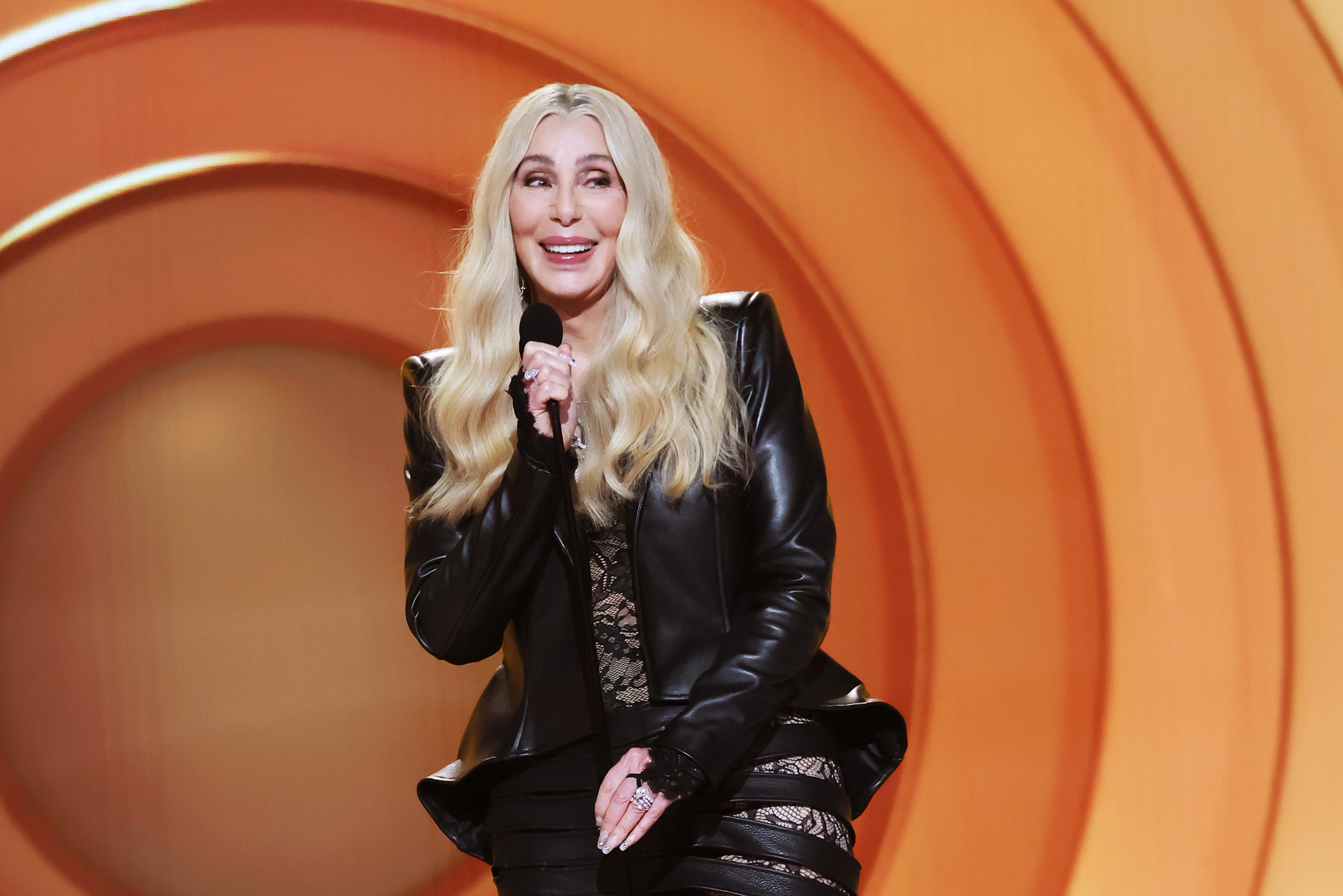 Cher sur scène lors de la 68e cérémonie des Grammy Awards à Los Angeles, Californie, le 1er février 2026. | Source : Getty Images