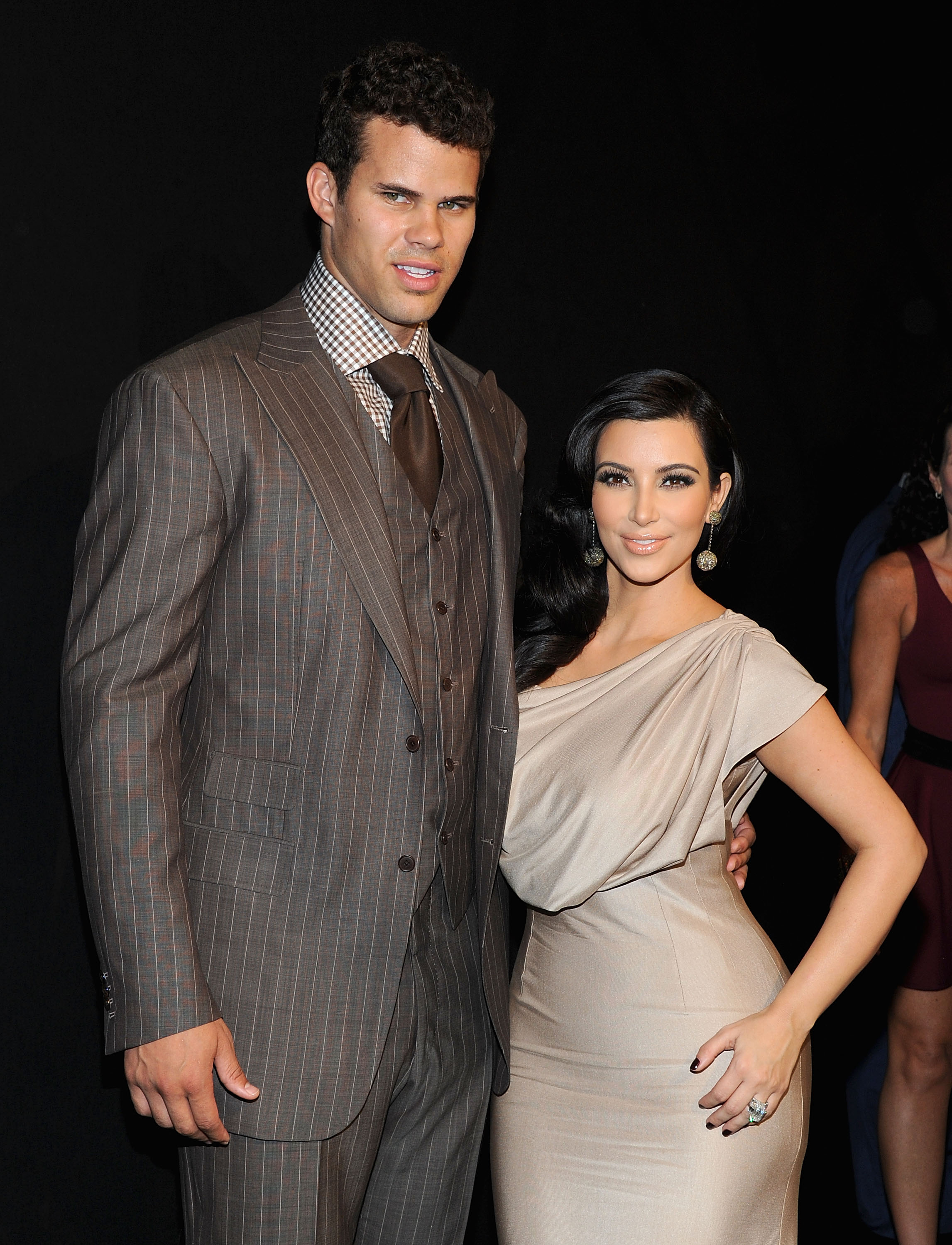 Kris Humphries et Kim Kardashian assistent à la soirée « A Night of Style & Glamour to welcome newlyweds » (Une soirée glamour et élégante pour accueillir les jeunes mariés) le 31 août 2011 à New York. Humphries porte un costume marron à fines rayures et une chemise à carreaux, tandis que Kardashian se tient à ses côtés dans une robe drapée couleur champagne et une bague en diamant, quelques semaines avant de demander le divorce.