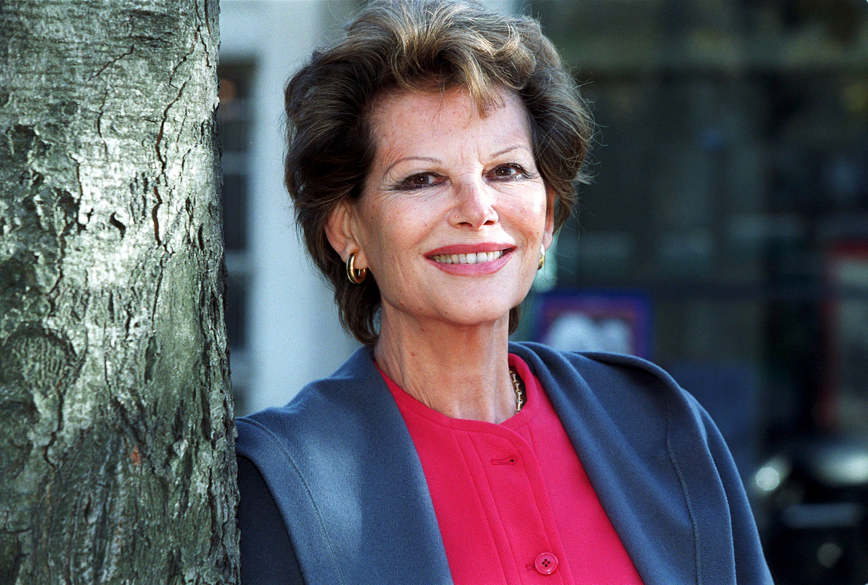 Claudia Cardinale sur le tournage de « La Venexiana » en 1999. | Source : Getty Images