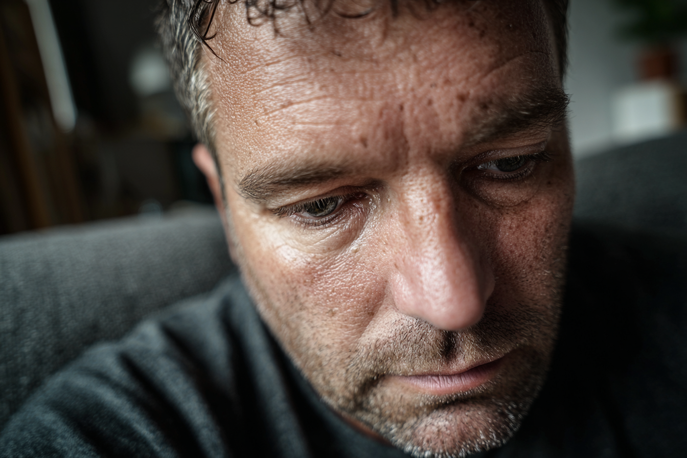 Un homme qui regarde vers le bas | Source : Pexels