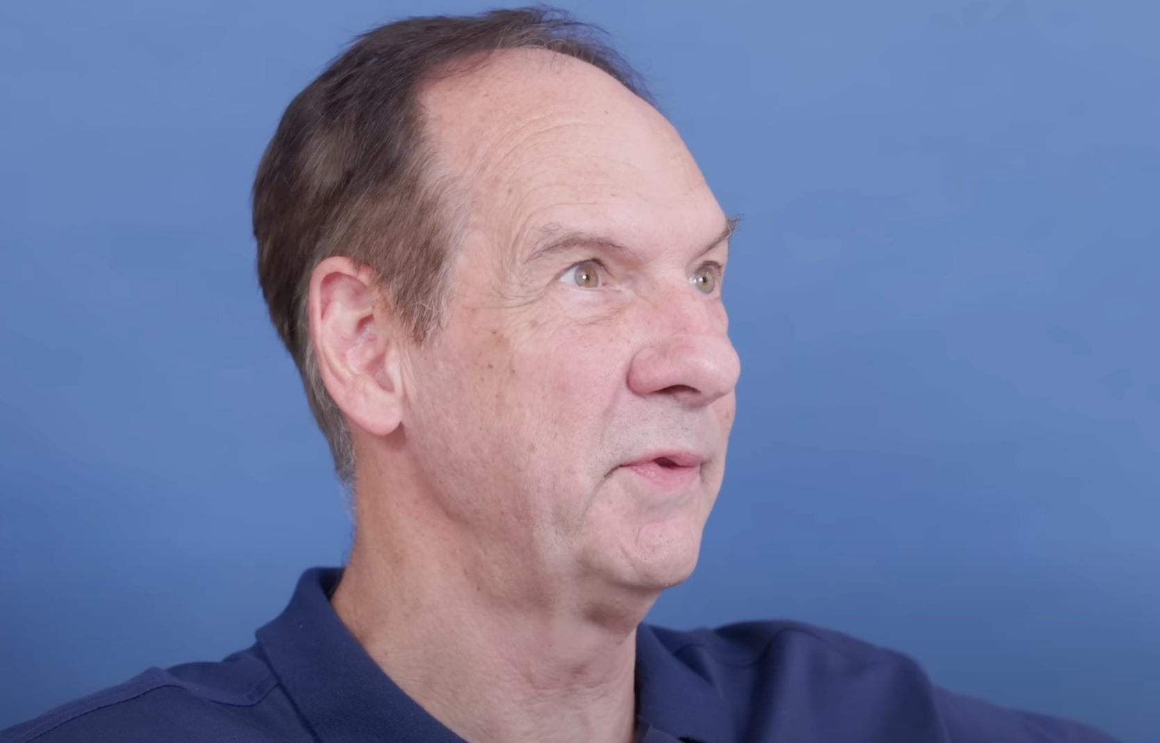 Barry Wolf avant son intervention | Source : YouTube/@Dr.Truesdale