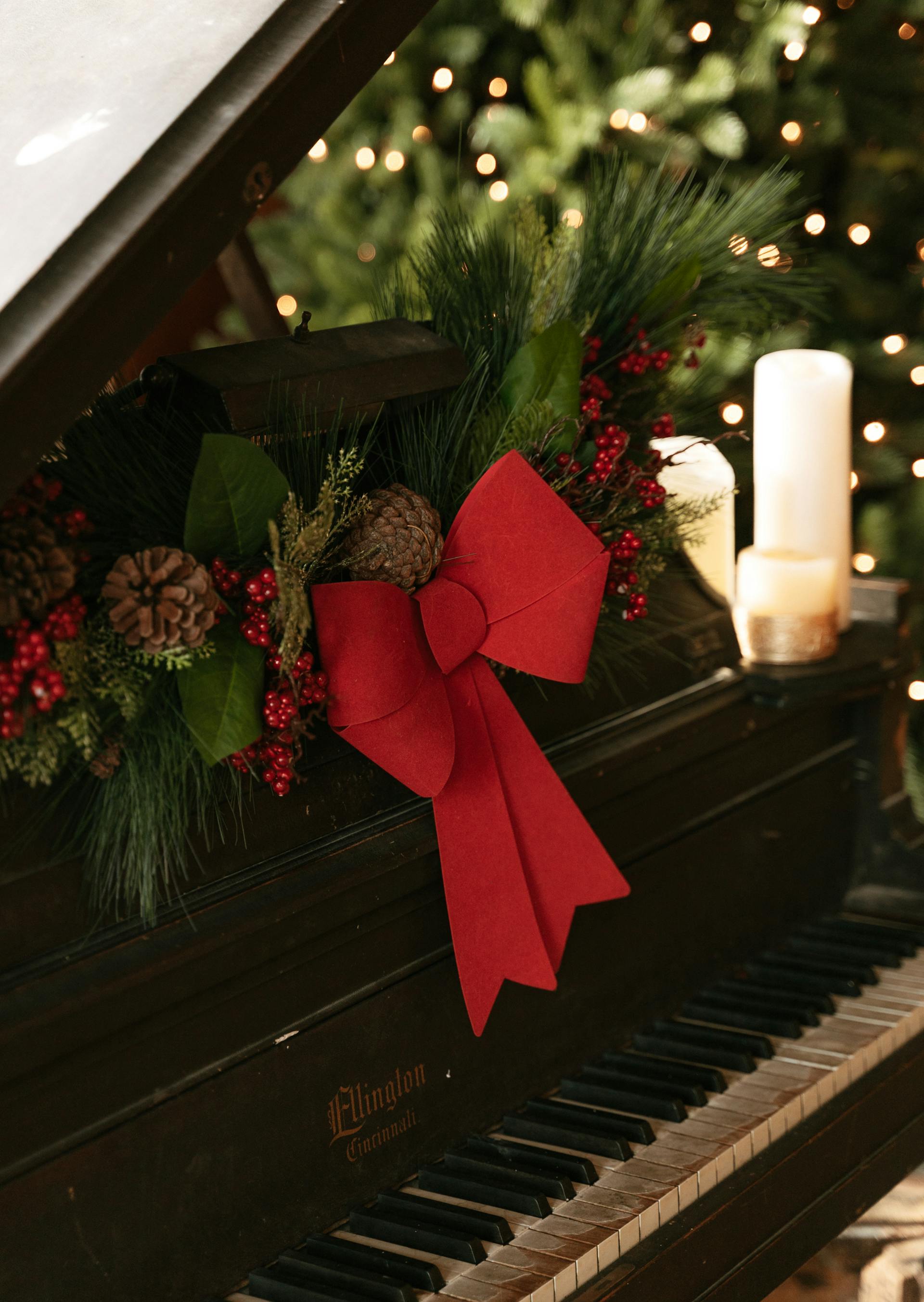 Décor de Noël élégant sur un piano à queue | Source : Pexels