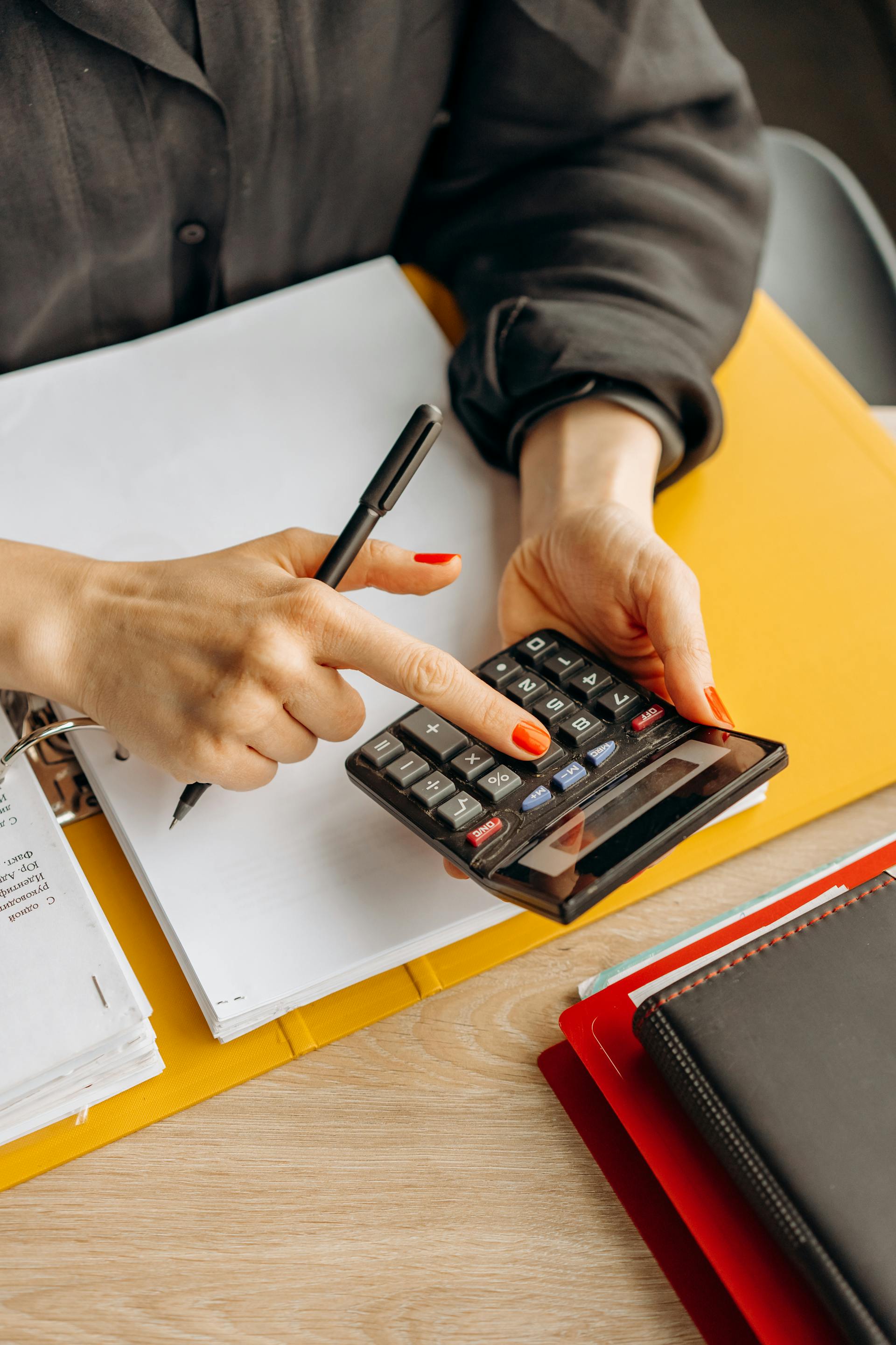 Une femme utilisant une calculatrice | Source : Pexels