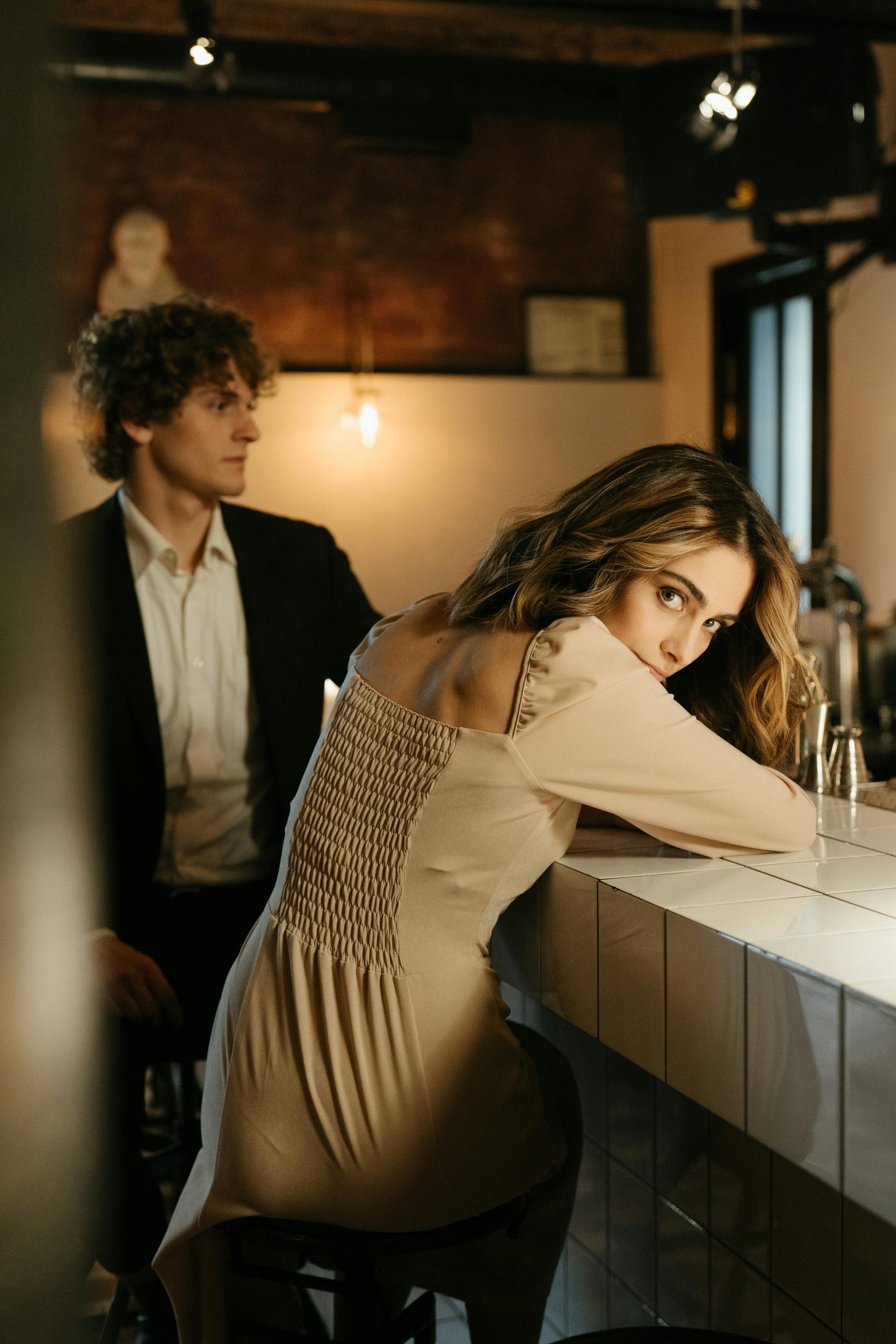 Des gens assis à un bar | Source : Pexels