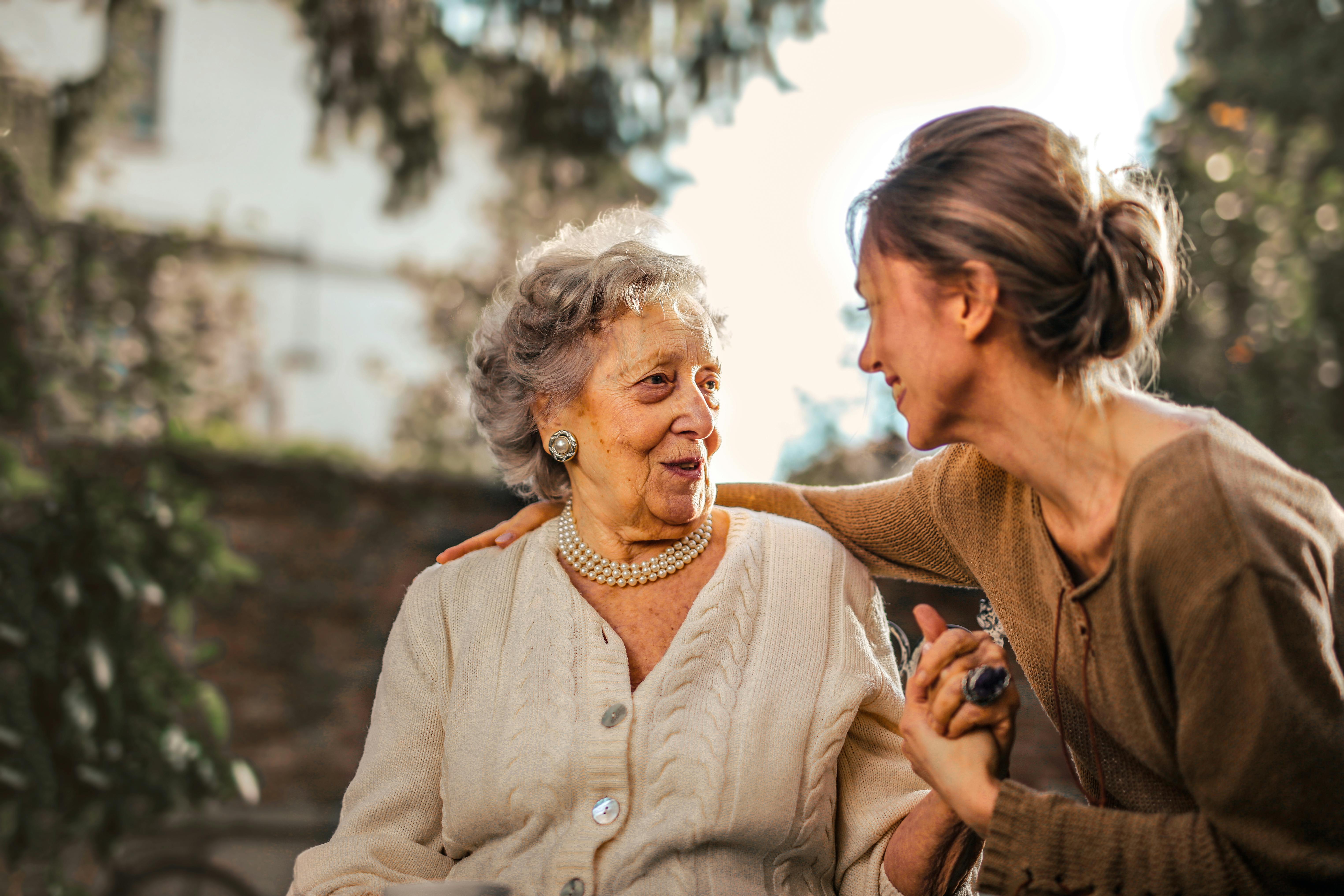 Une femme plus âgée et une jeune femme engagées dans une conversation chaleureuse | Source : Pexels