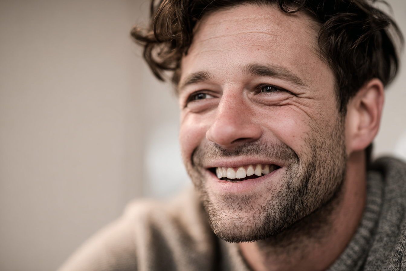Un homme qui sourit | Source : Midjourney