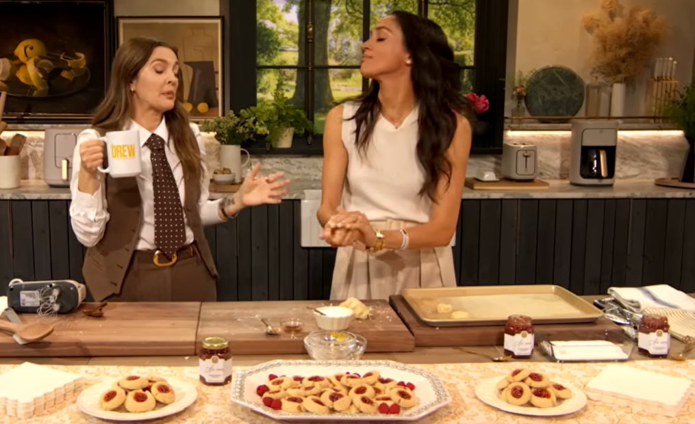 En mars 2025, Meghan est apparue aux côtés de Drew Barrymore et a raconté comment Archie et Lilibet reprenaient parfois, à leur manière, l'accent britannique de leur père. Ses remarques sur leurs « accents très américains » ont ensuite suscité un regain d'intérêt quand les internautes ont écouté attentivement la voix d'Archie dans la première vidéo de la famille tournée au Royaume-Uni. | Source : YouTube / The Drew Barrymore Show