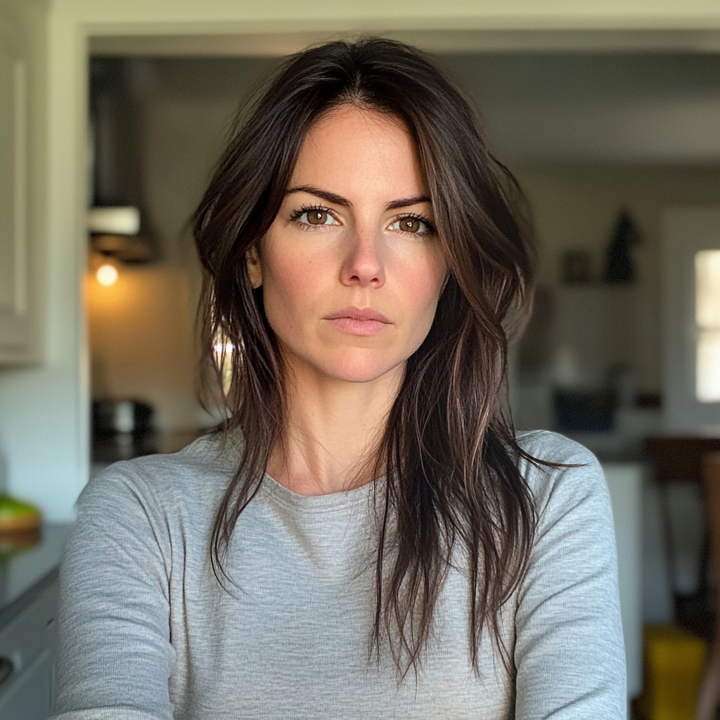 Une femme nonchalante debout, les bras croisés | Source : Midjourney