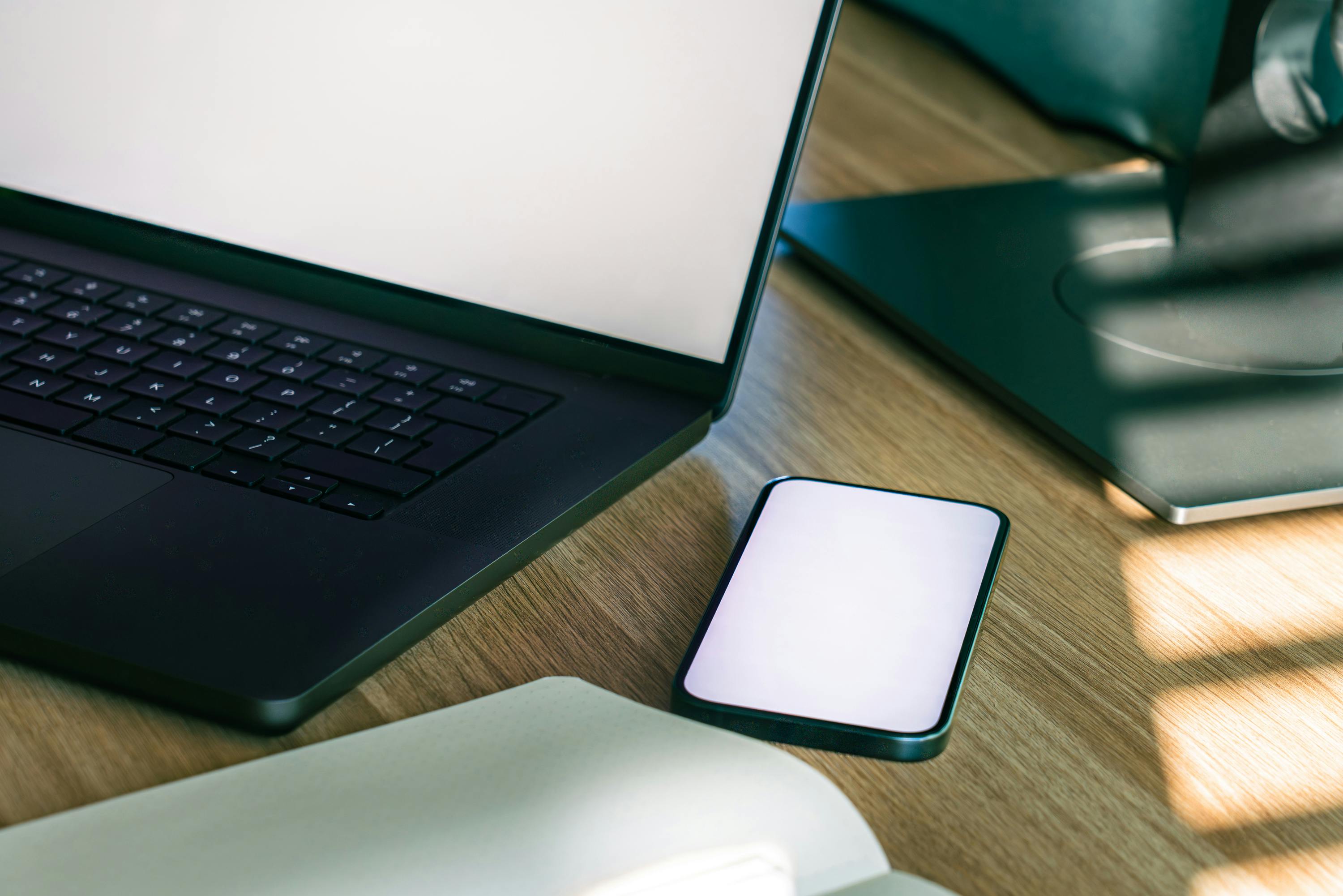 Un téléphone portable sur une table | Source : Pexels