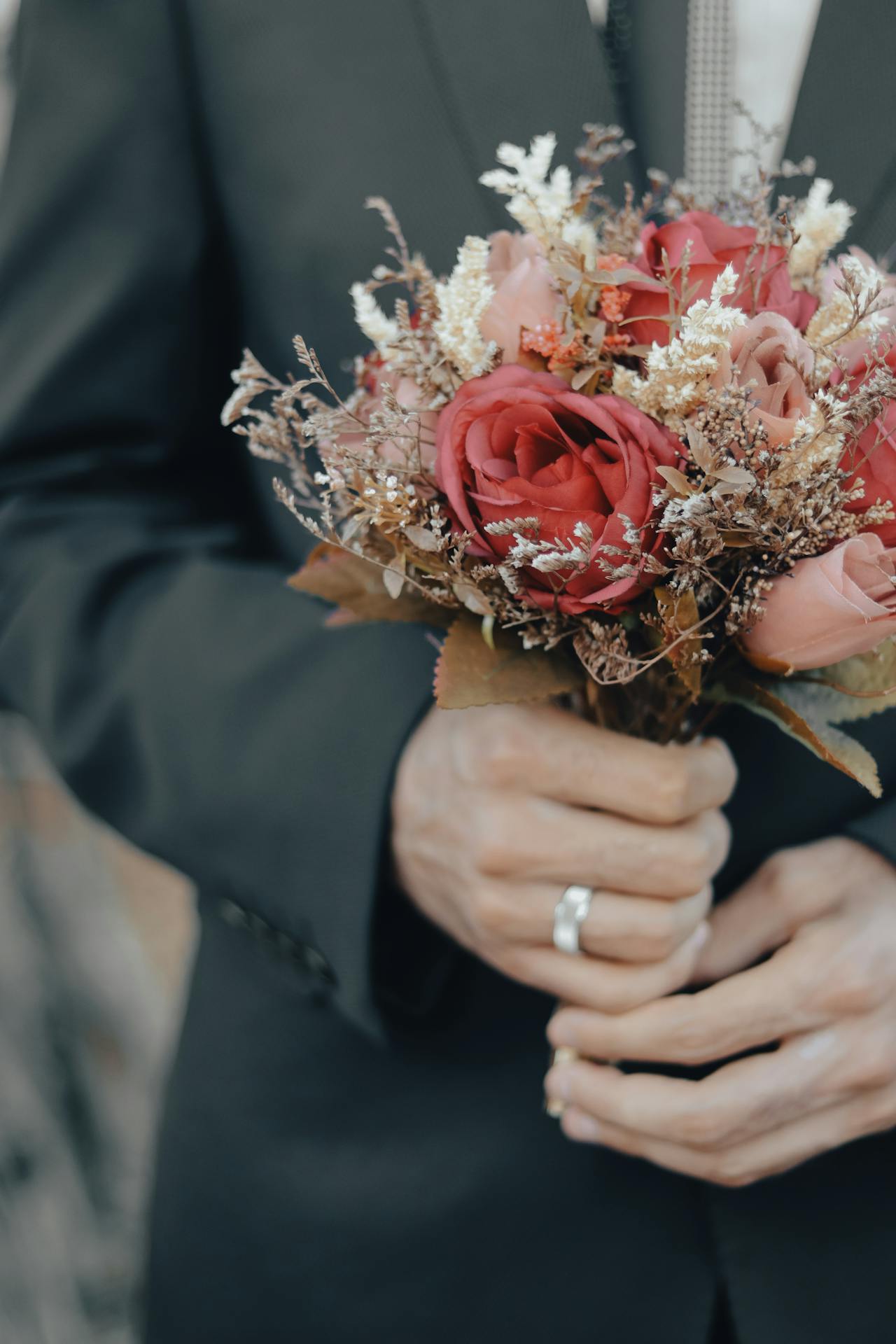 Un homme tenant un bouquet de fleurs | Source : Pexels