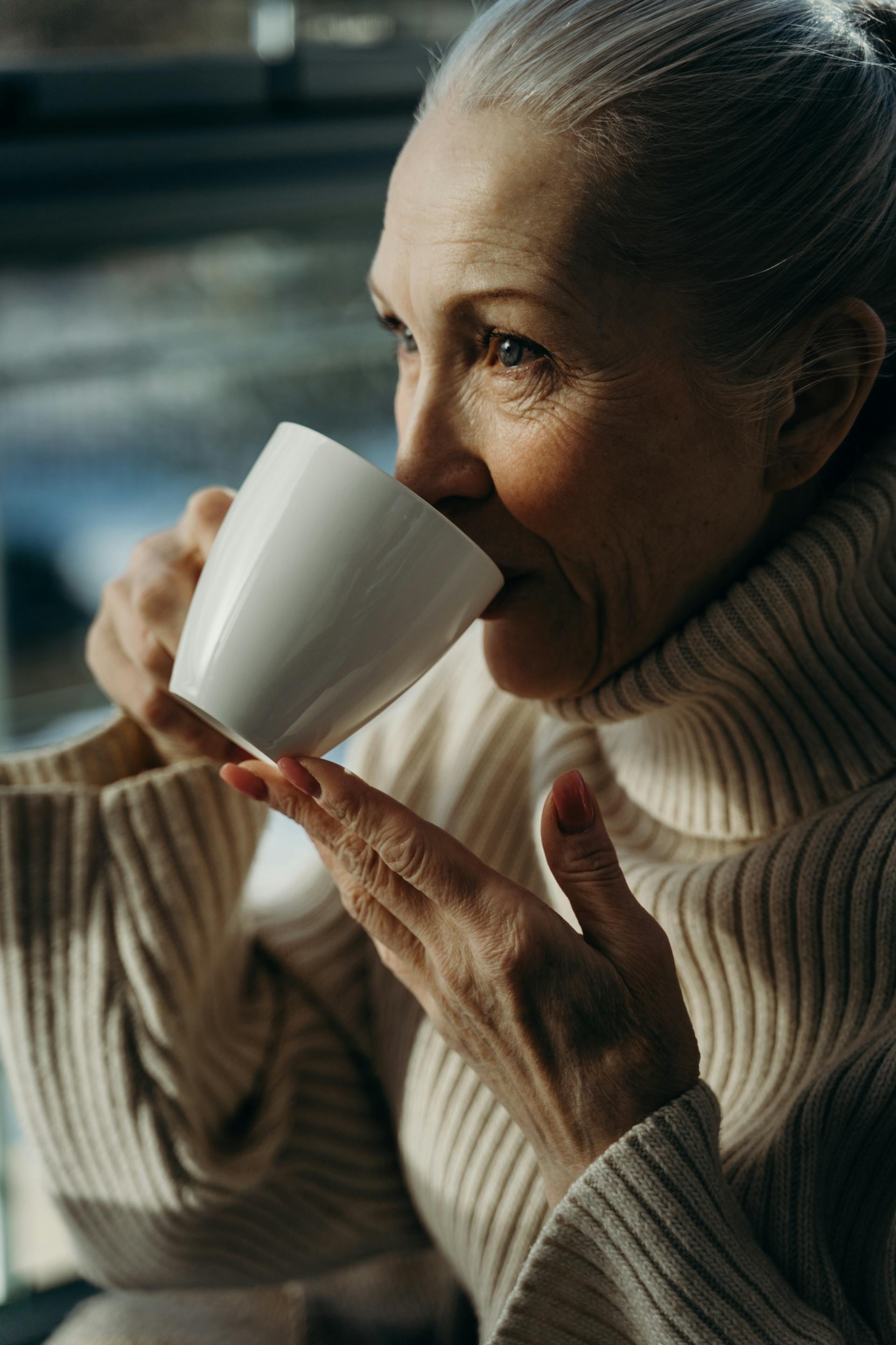Une femme âgée qui boit du café | Source : Pexels