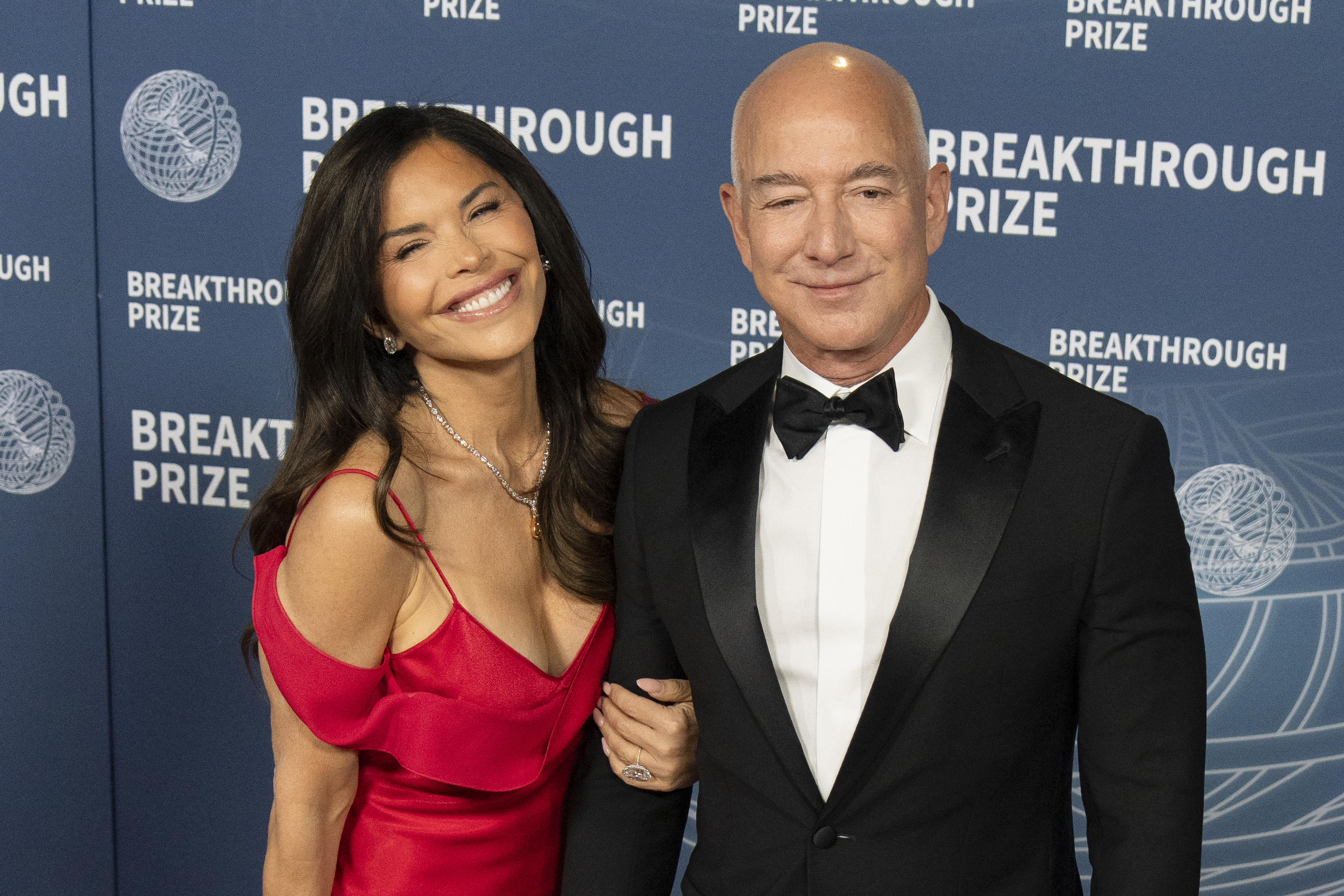 Lauren Sanchez rayonne aux côtés de Jeff Bezos alors qu'ils arrivent à la cérémonie du 2025 Breakthrough Prize qui se tient au Barker Hangar le 5 avril 2025, à Santa Monica, en Californie | Source : Getty Images