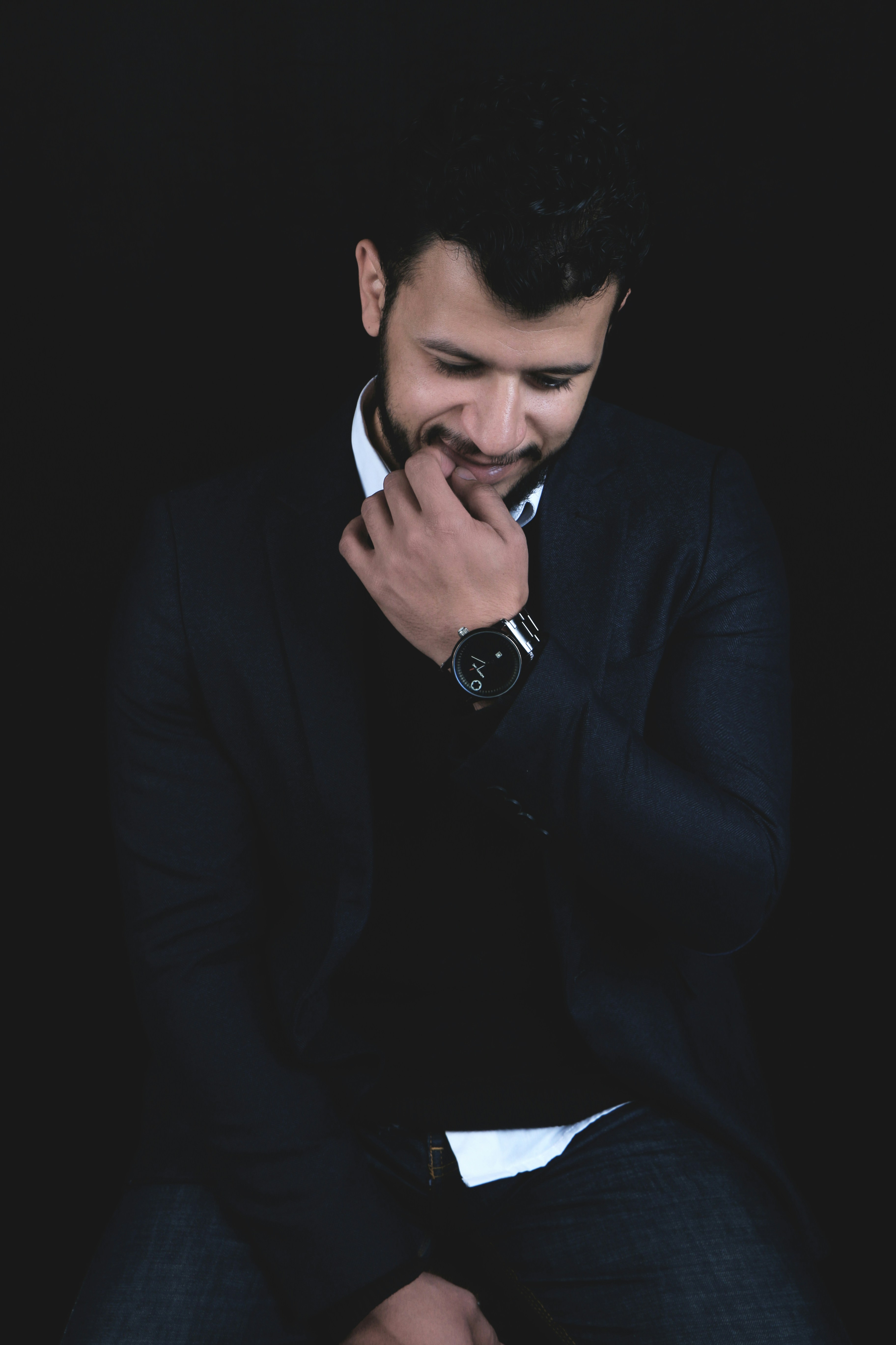 Homme regardant vers le bas | Source : Unsplash