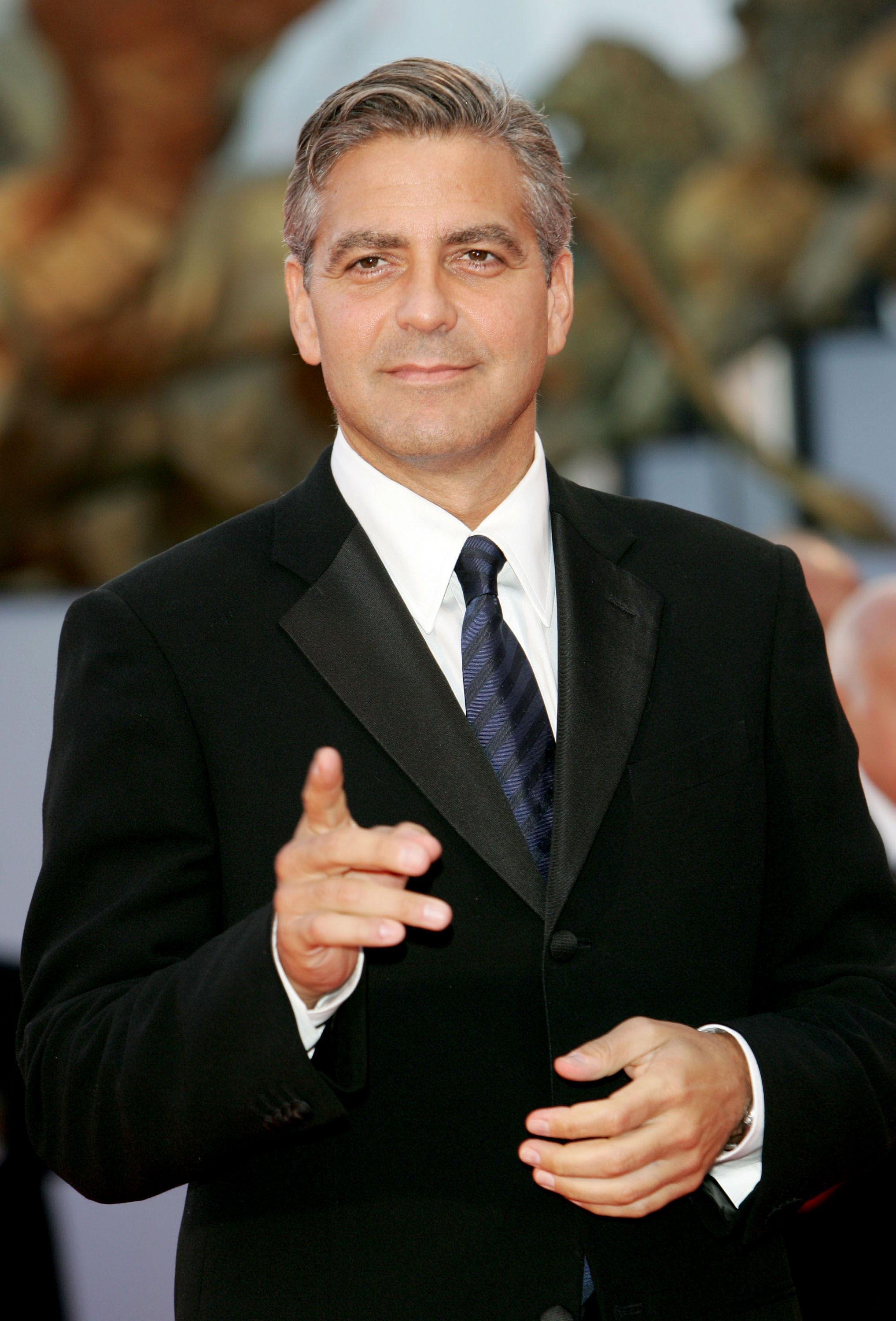 Acteur principal acclamé par la critique et réalisateur émergent, George Clooney foule le tapis rouge de la cérémonie de clôture de la Mostra de Venise, au Palazzo del Cinema au Lido.