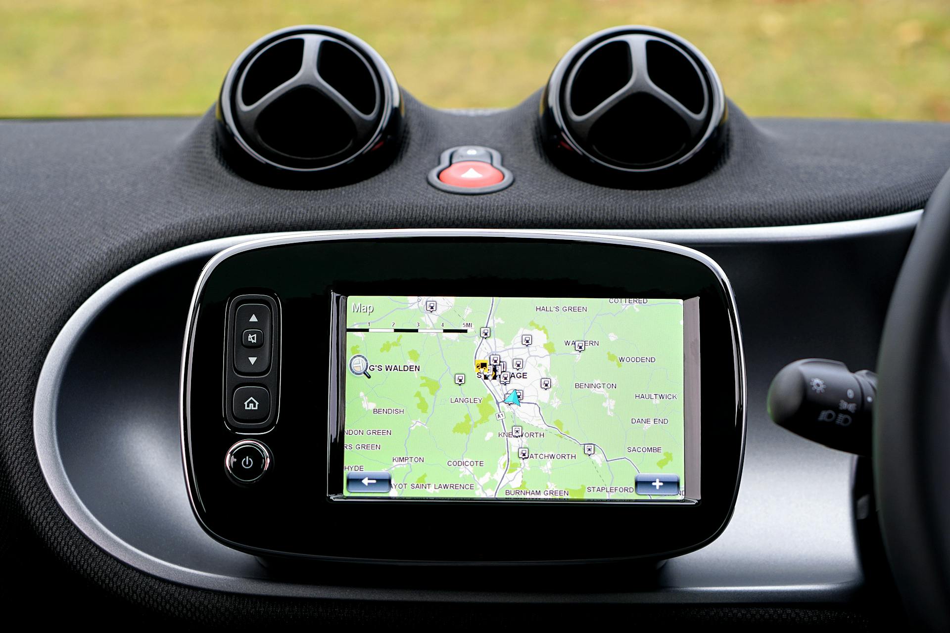 Un moniteur GPS noir dans une voiture | Source : Pexels