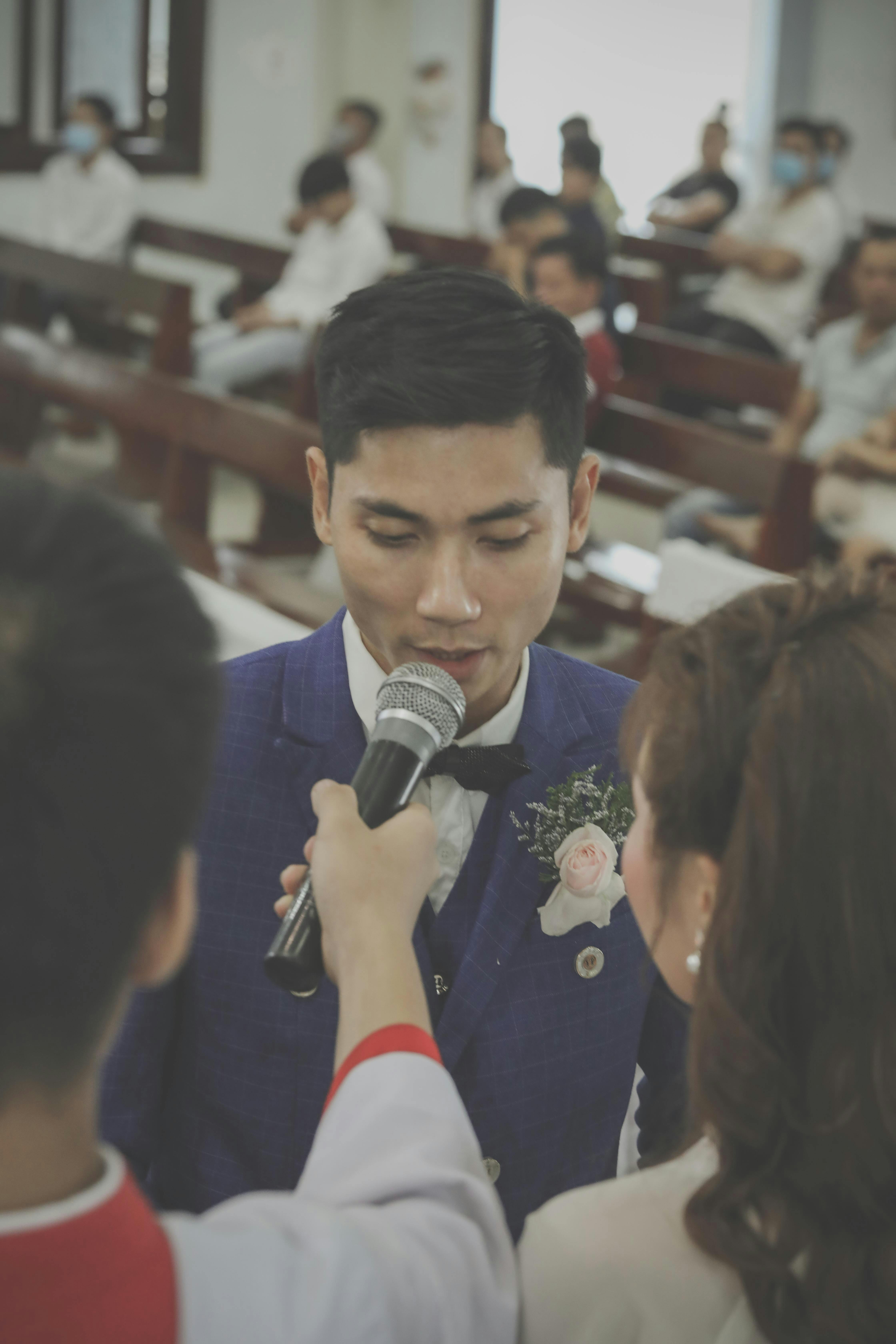 Un marié qui parle dans un microphone | Source : Pexels