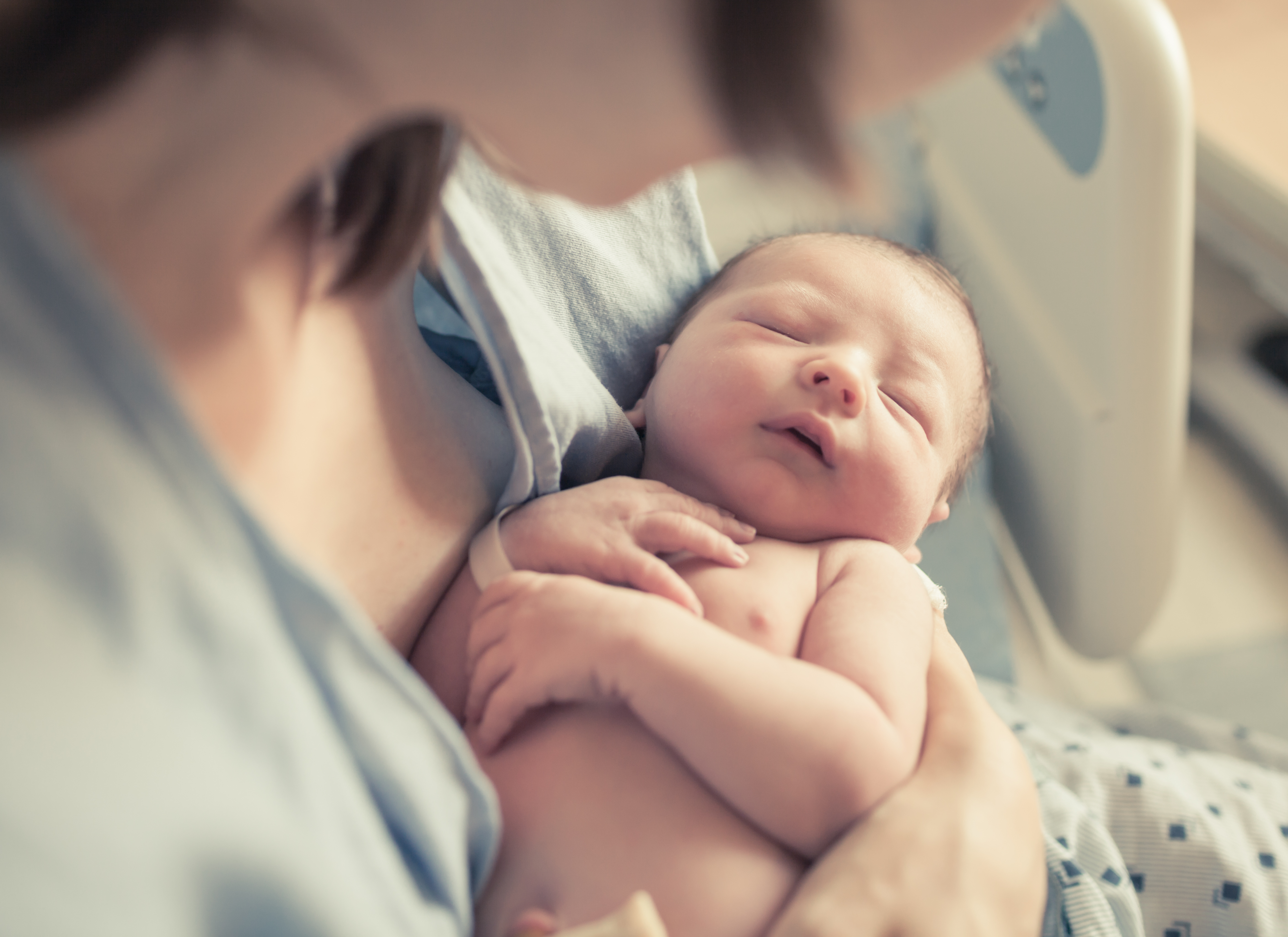 Photo en gros plan d'une femme tenant son nouveau-né | Source : Shutterstock